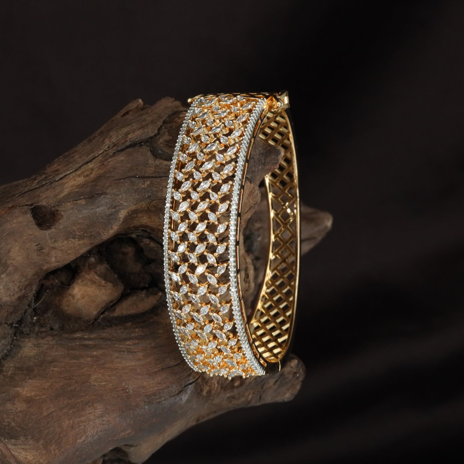 Brilliance Mesh Kada with Structured Stone Alignment