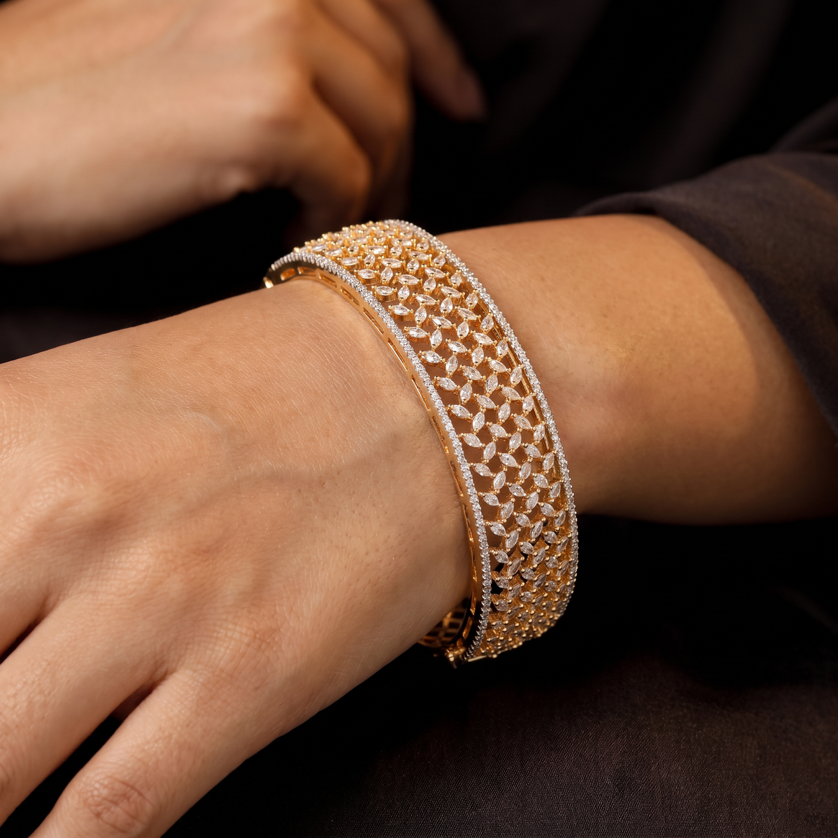 Brilliance Mesh Kada with Structured Stone Alignment