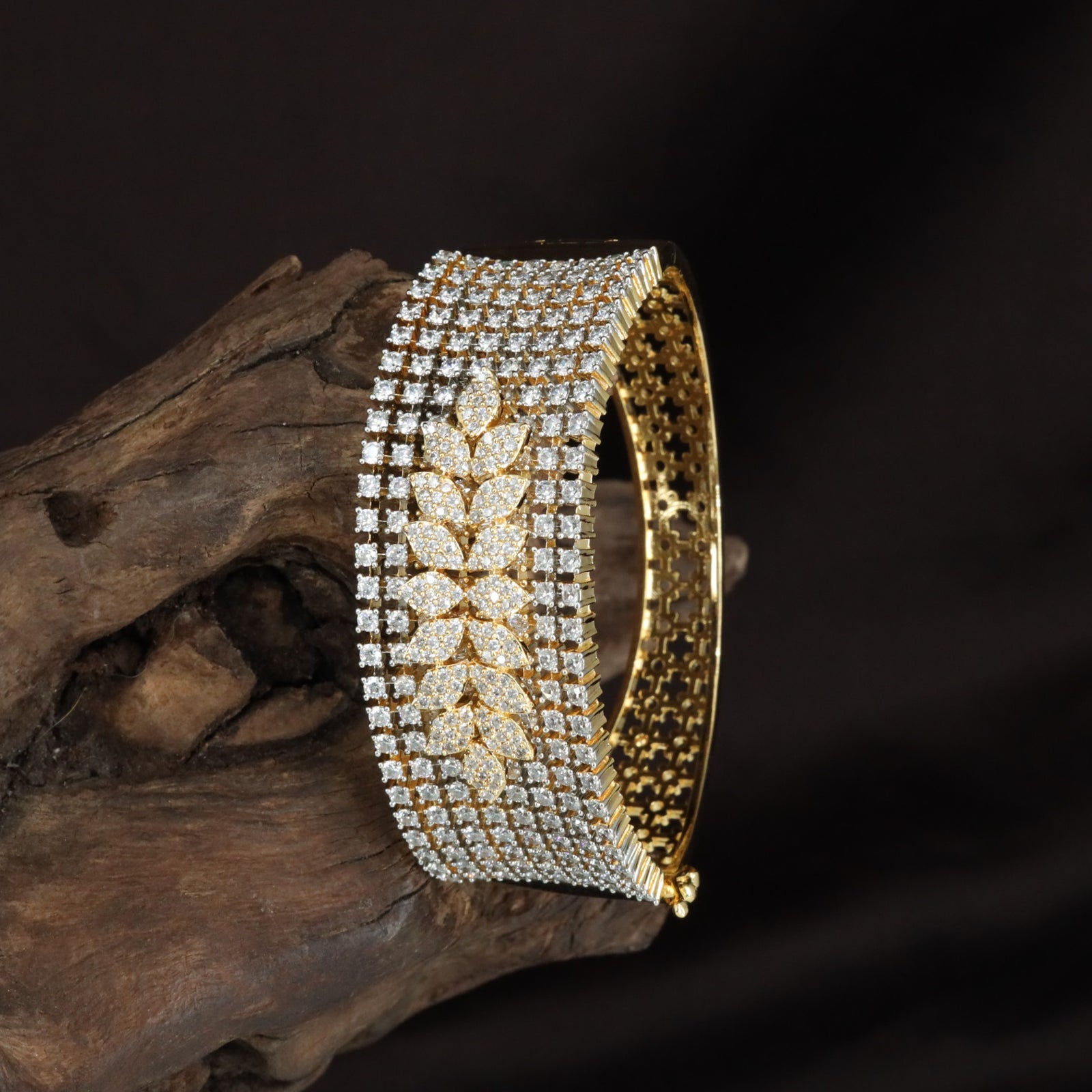 Axisgrid Broad Kada with Raised Chevron Center Detailing