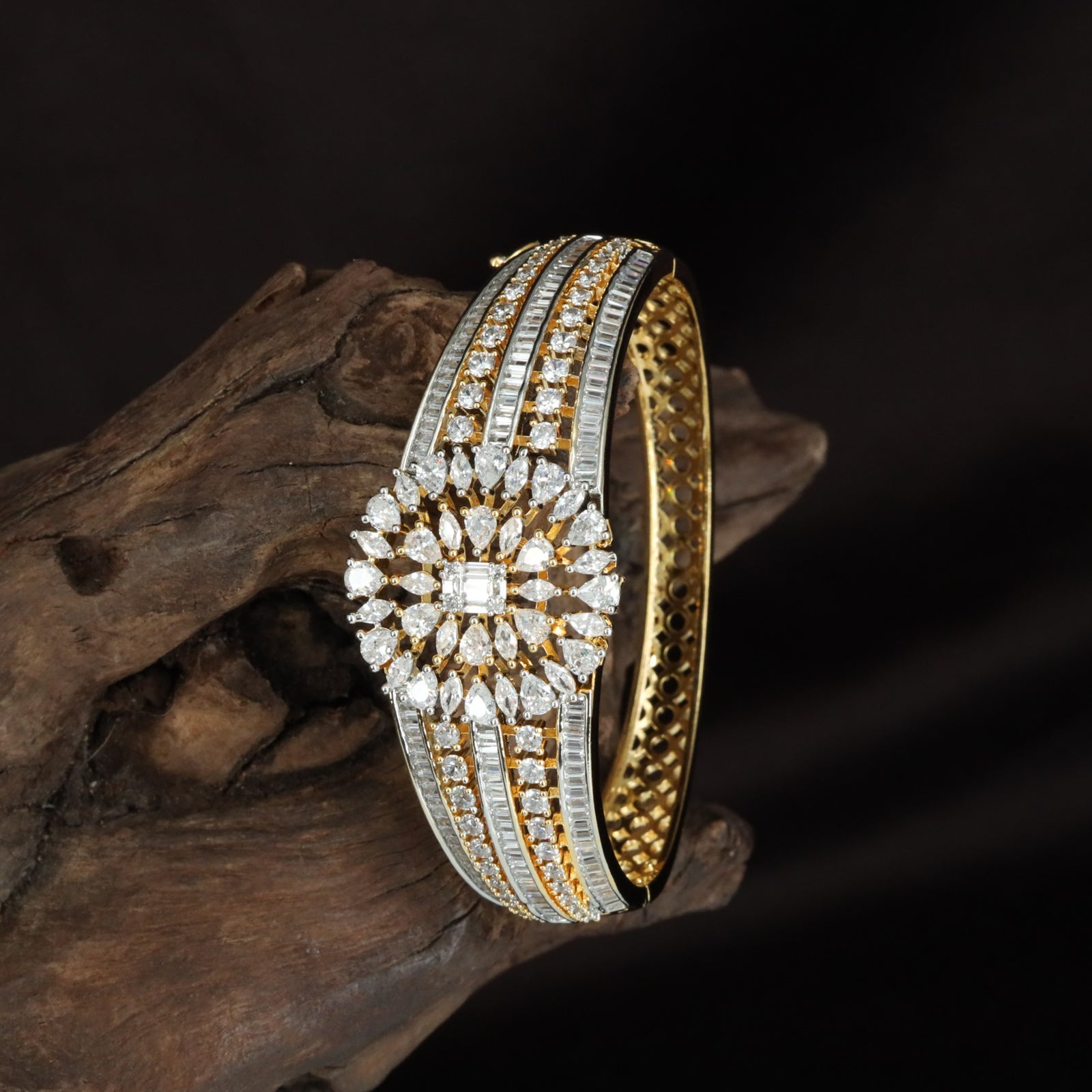 D93Floral Disc Kada with Parallel Ridge Border Detailing