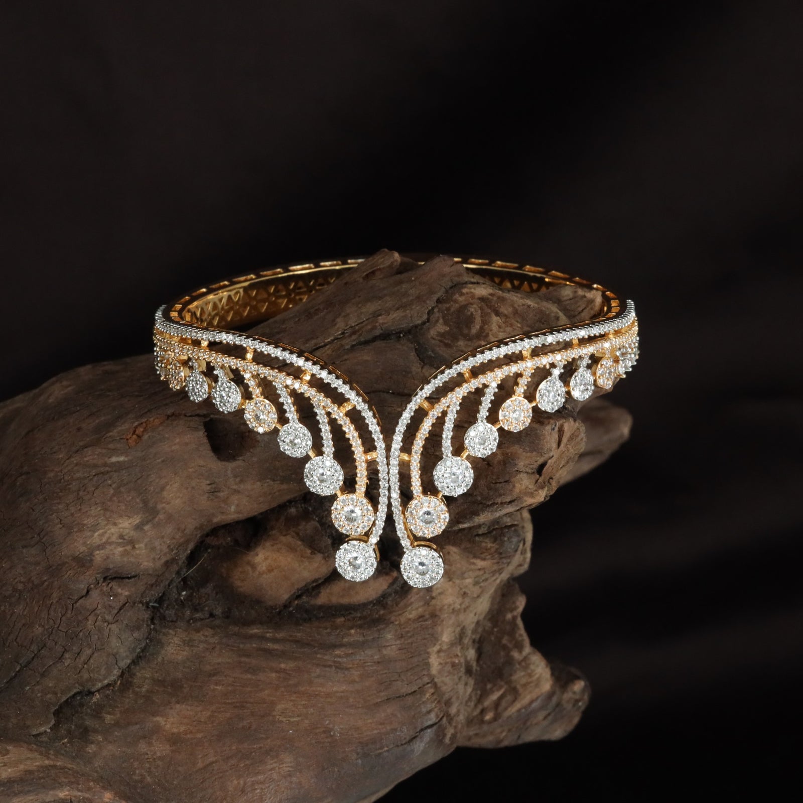 Junctiondrop Structured Kada featuring Circular Fringe Styling