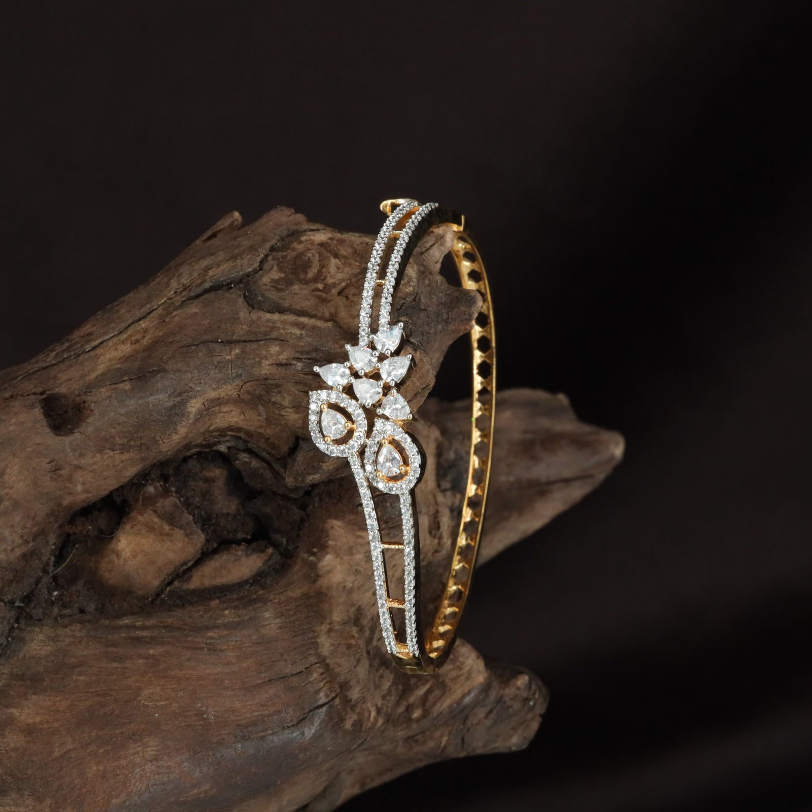 Auraline Slim Kada with Twin Spiral Center Detailing
