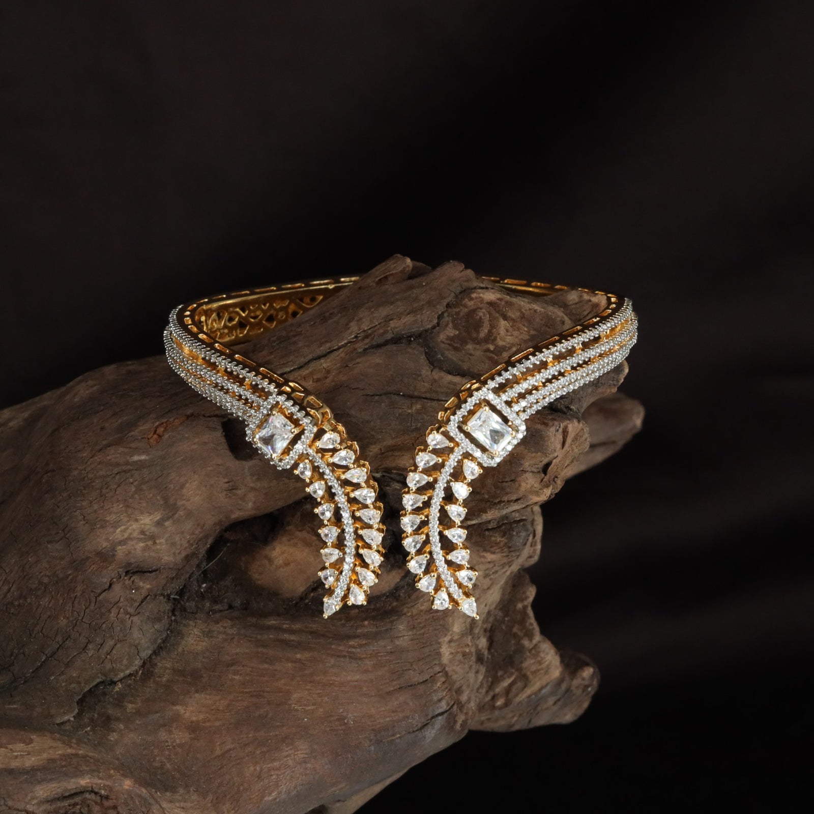 Harborweave Hanging Kada featuring Parallel Curve Border Work