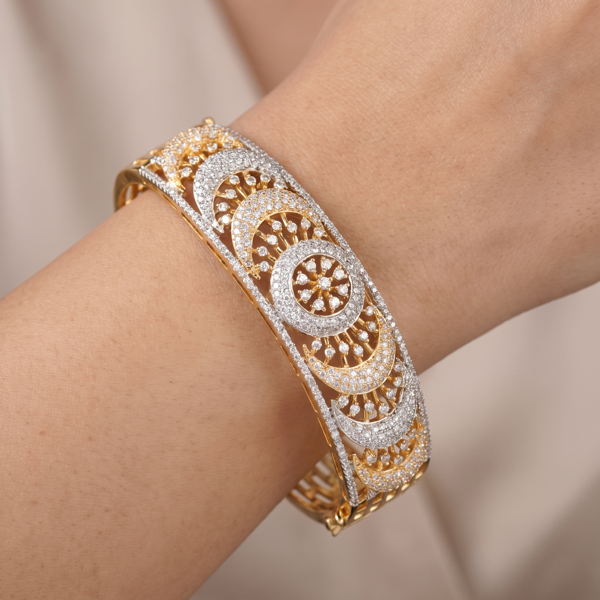 Asterframe Disc Kada with Radial Floral Border Detailing