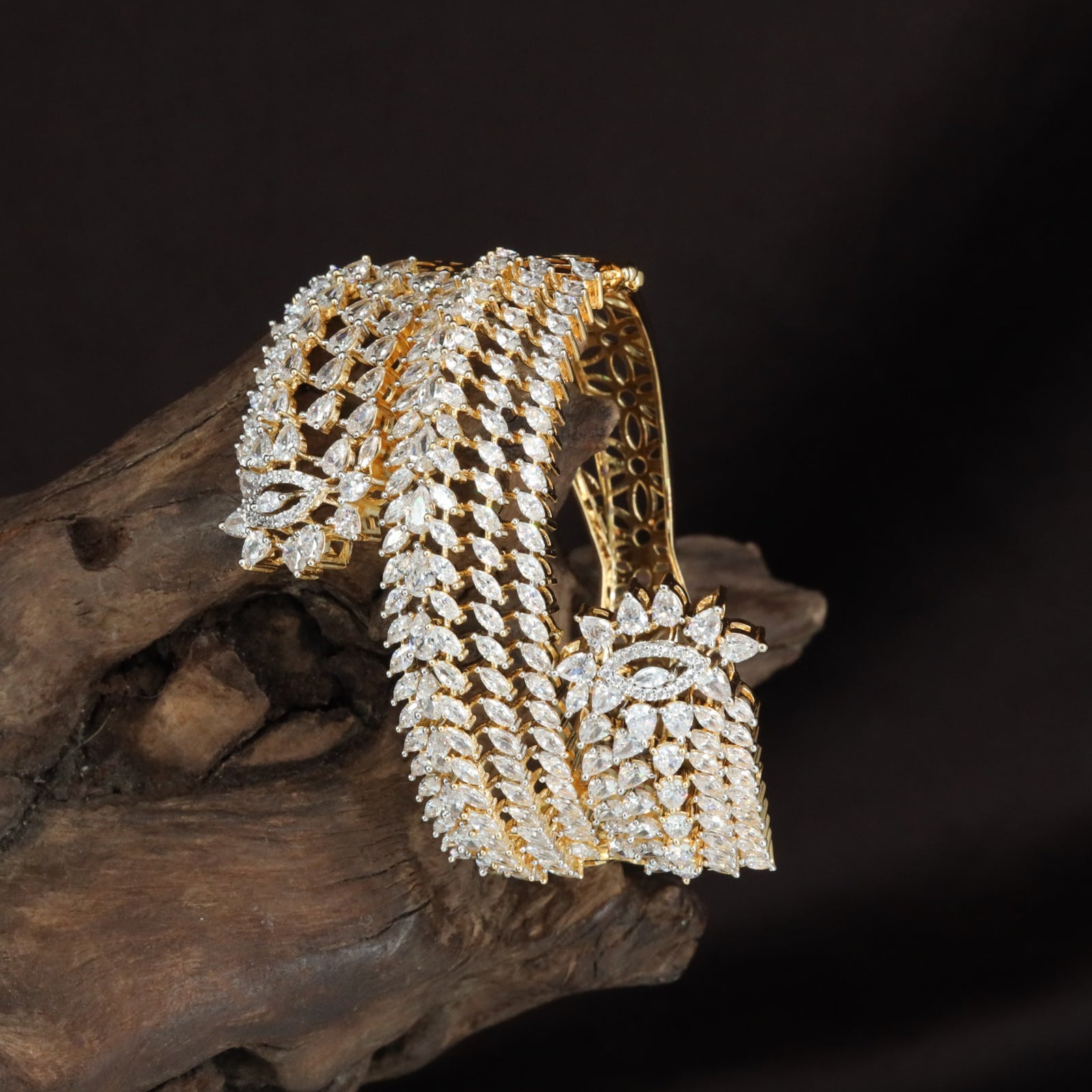 Embertrail Layer-Free Kada with Tapered Hanging Border Design
