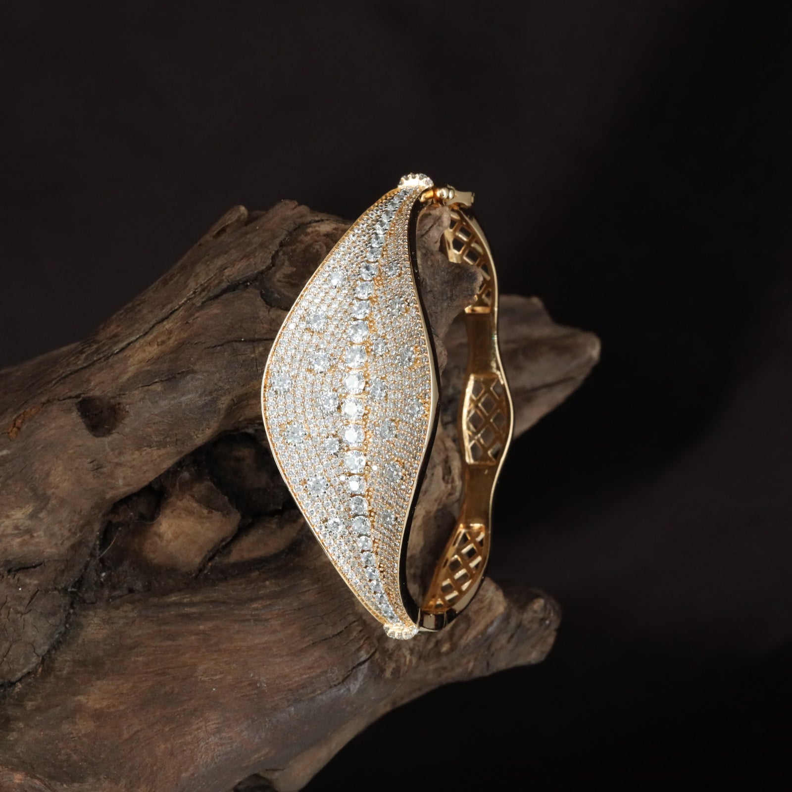 Luxury Oval Dome Kada with Multi-Line Border Construction