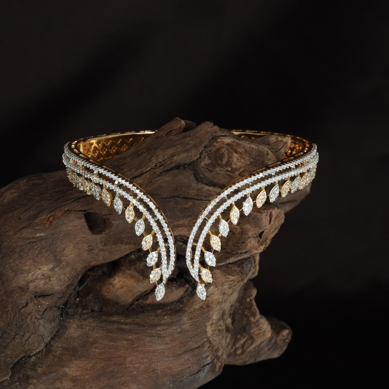 Luxury Open Curve Kada with Multi-Line Hanging Detailing