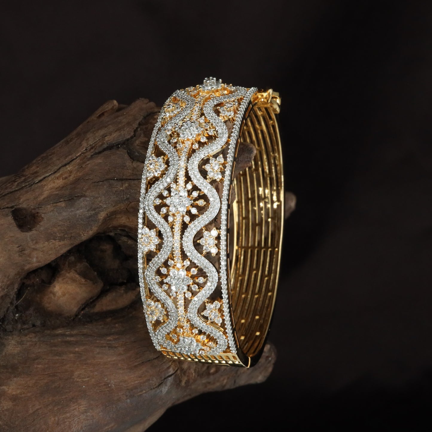 Premium Lattice Flow Kada with Textured Arch Surface Work