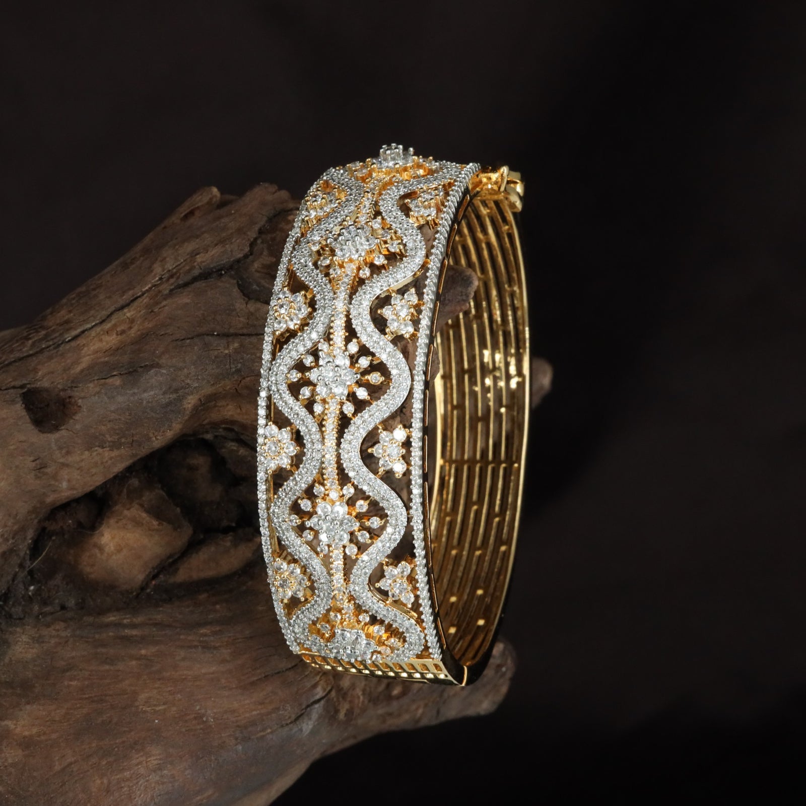 Premium Lattice Flow Kada with Textured Arch Surface Work