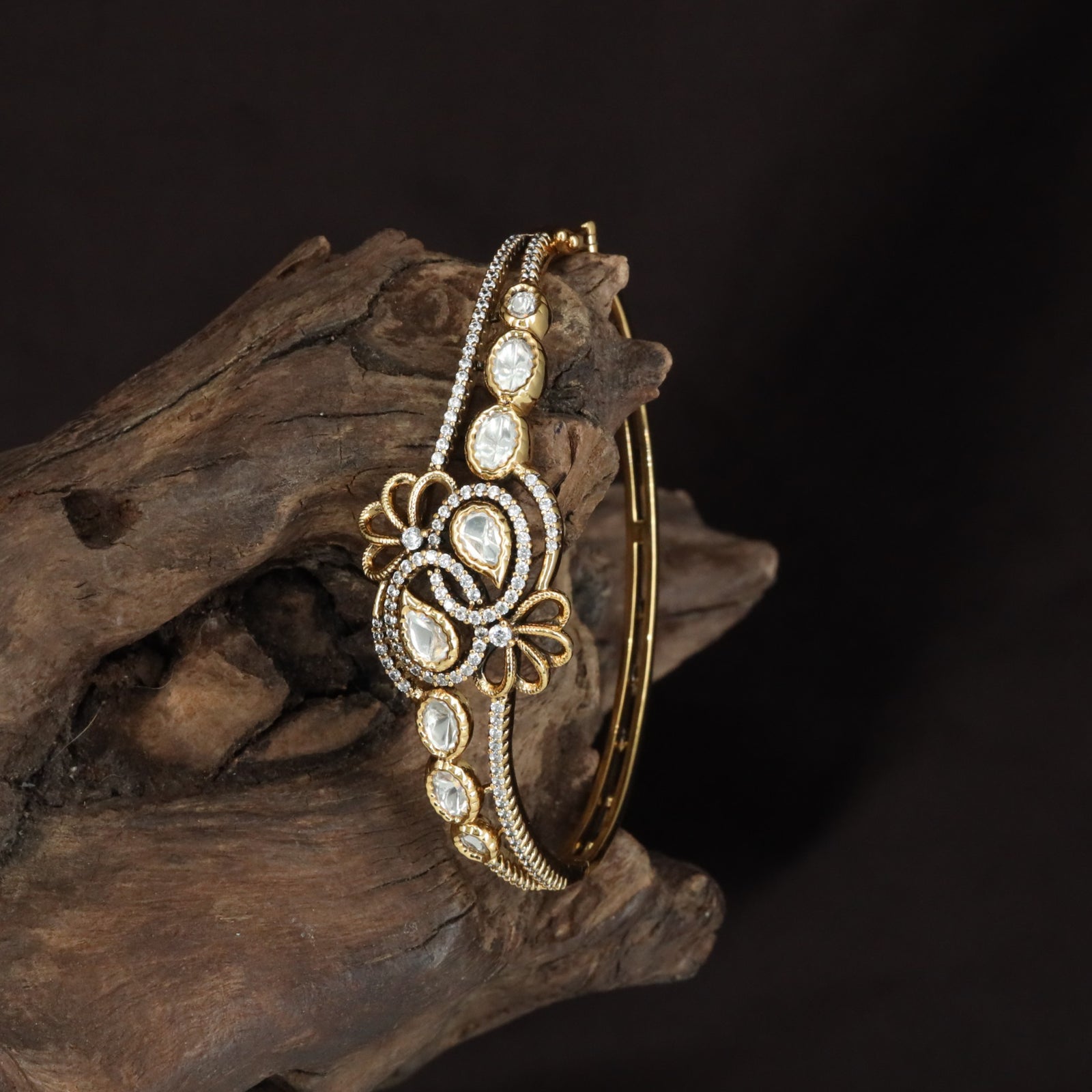 Floral Curve Kundan Kada with Oval Frame Detailing