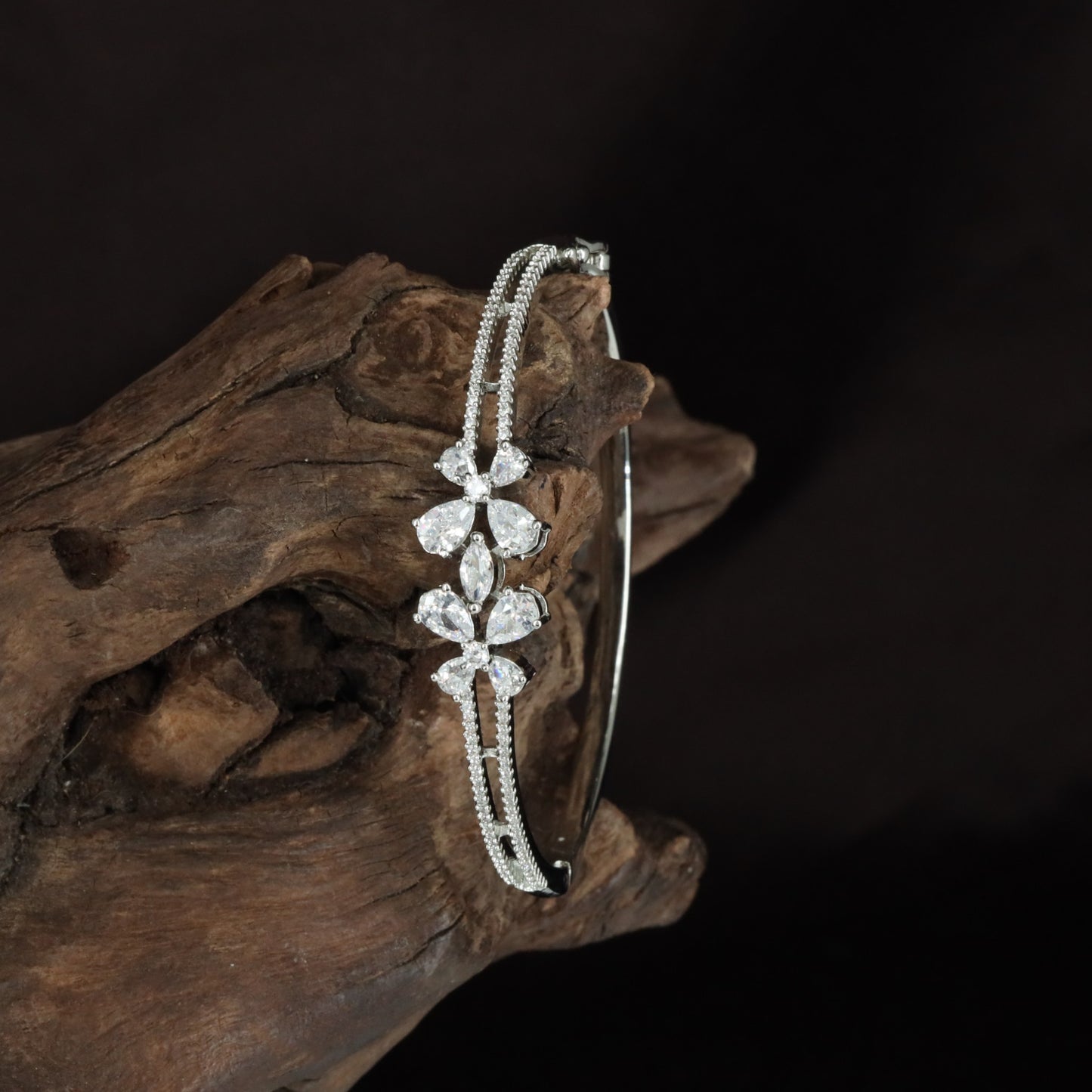 Petal Curve Slim Kada with Side Flower Alignment