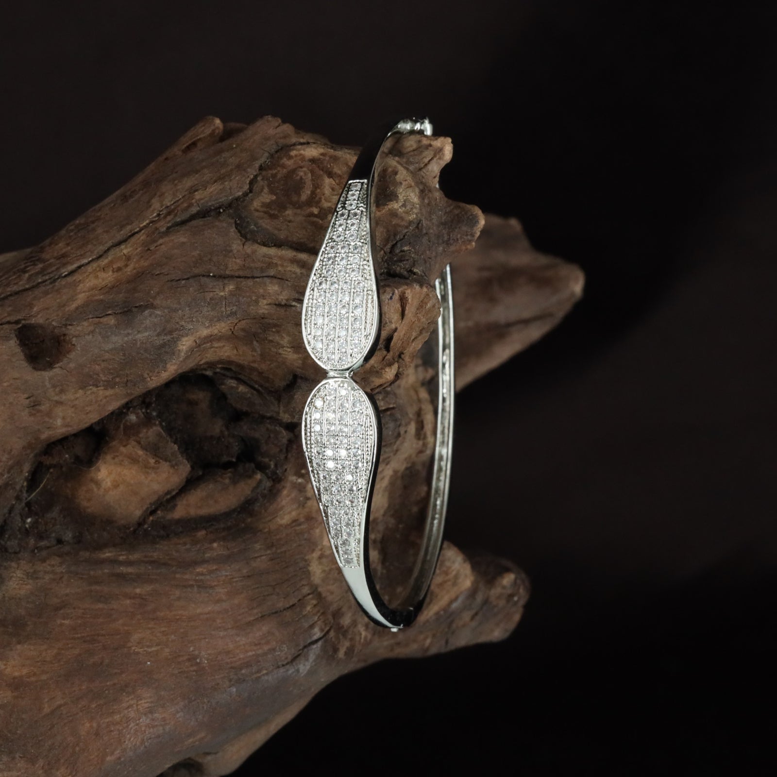 Leaf Curve Minimal Kada with Structured Marquise Detailing