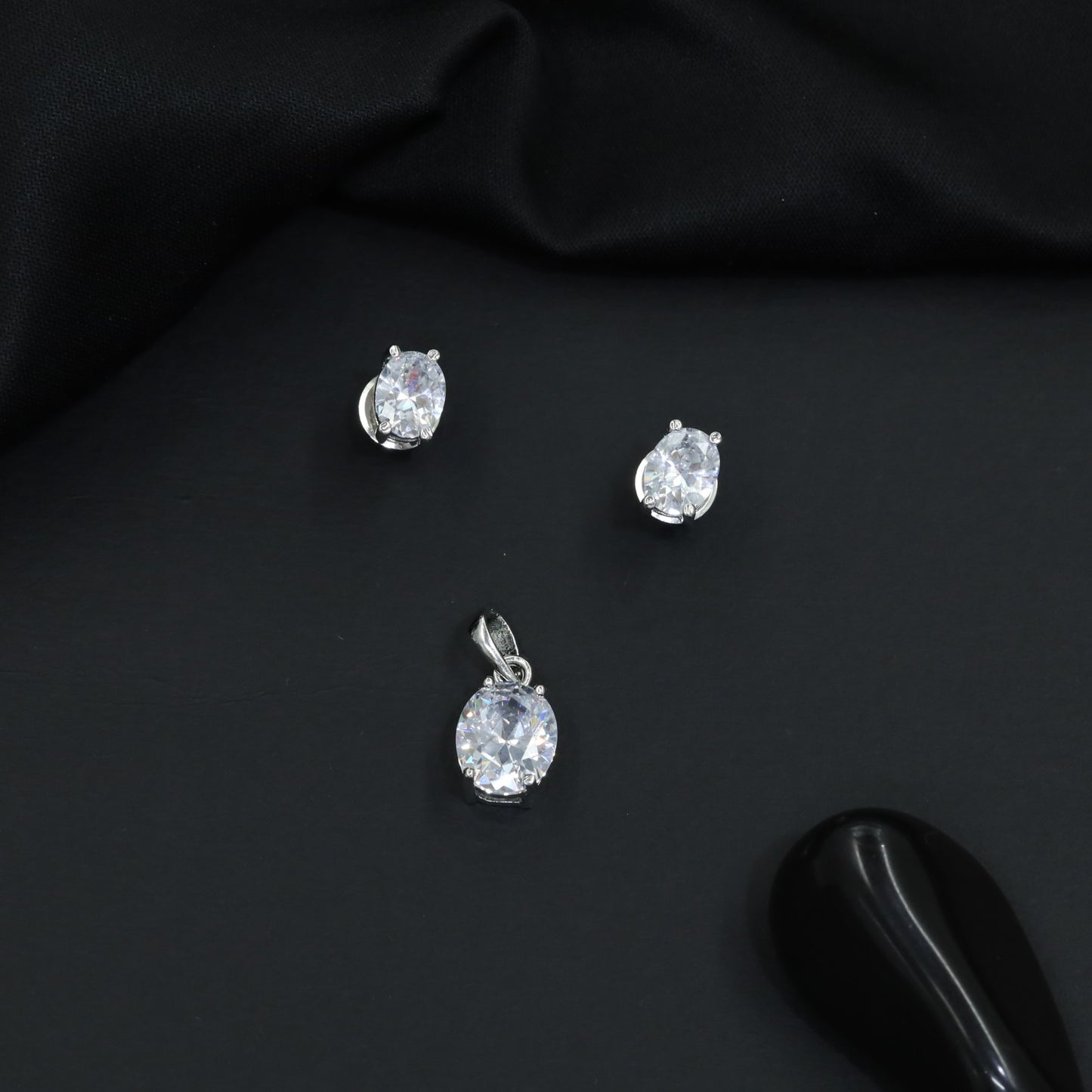 Classic oval pendant set with minimalist styling