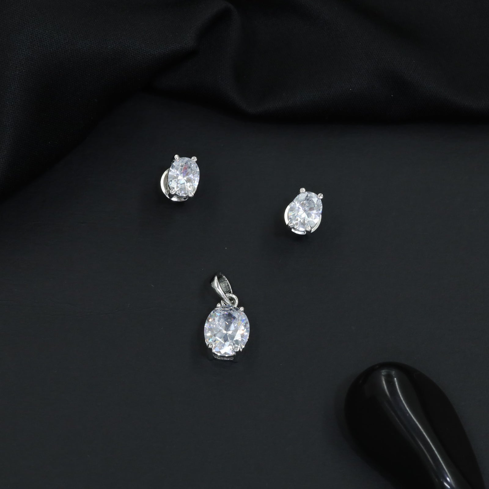 Classic oval pendant set with minimalist styling