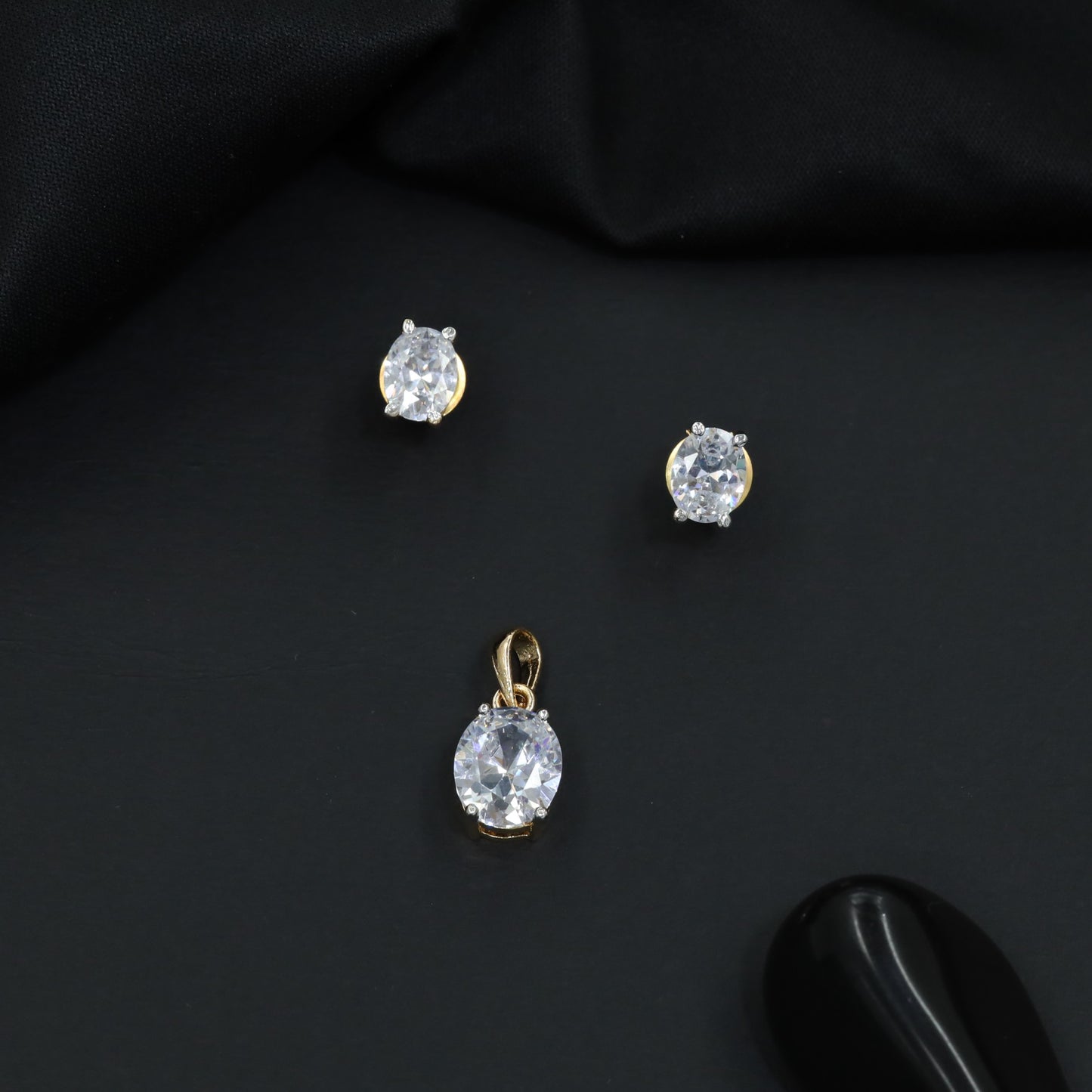 Classic oval pendant set with minimalist styling