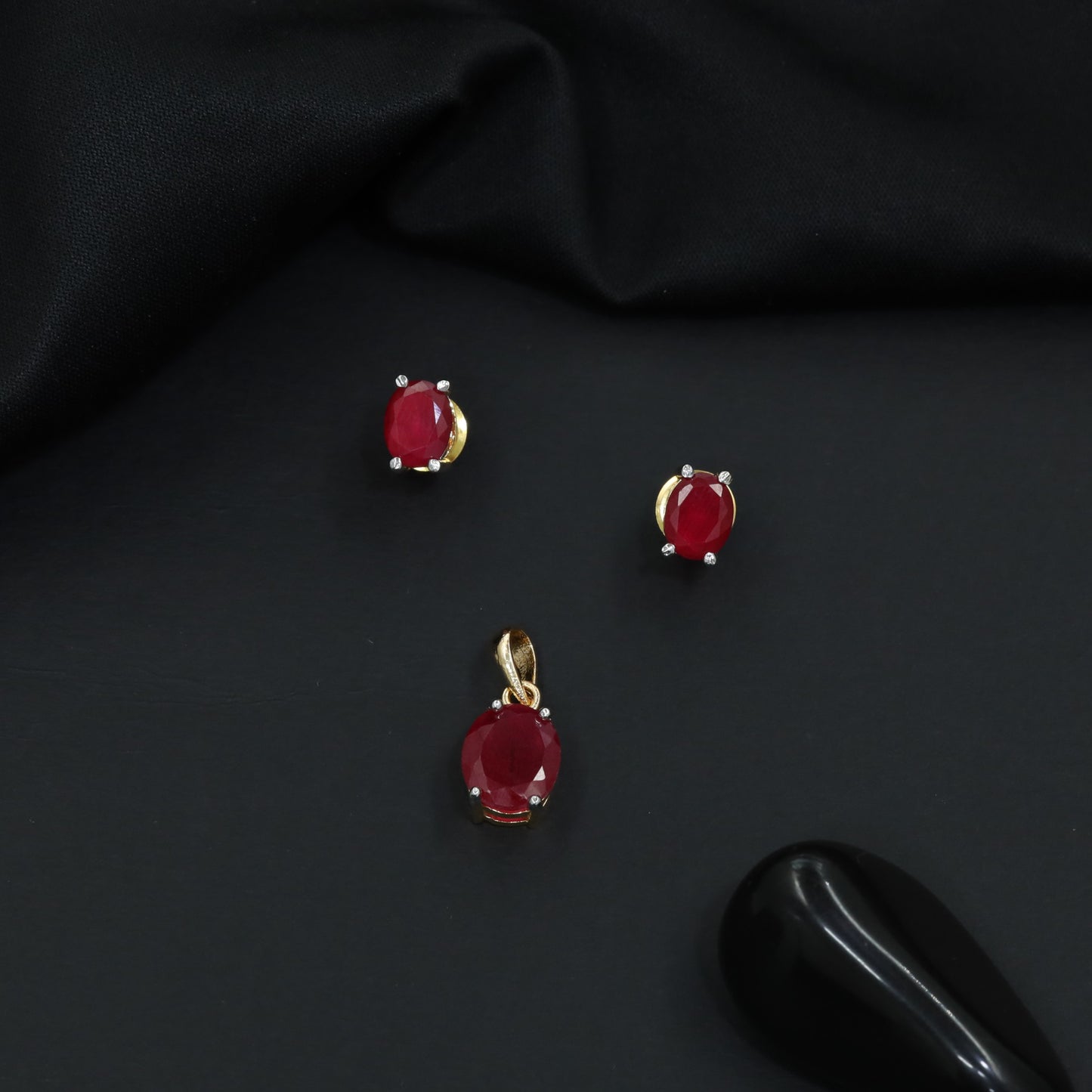 Classic oval pendant set with minimalist styling
