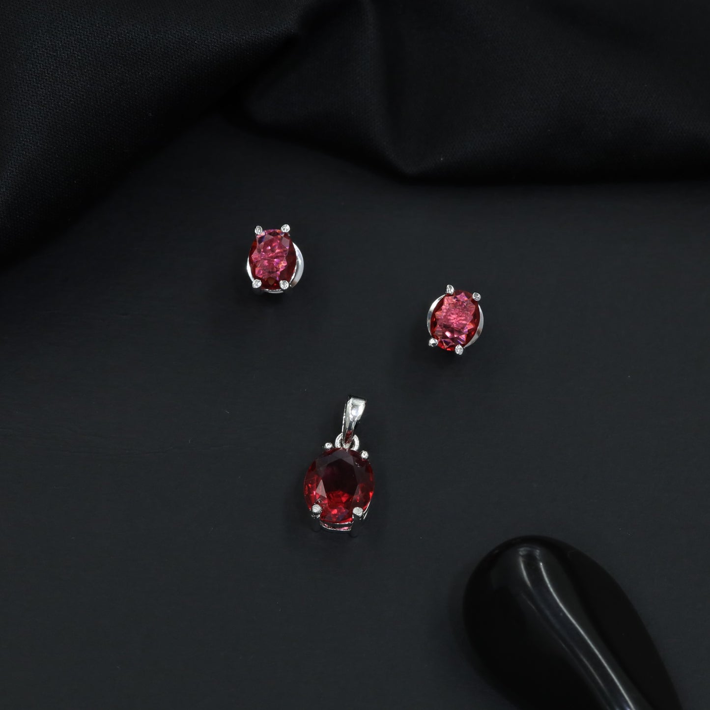 Classic oval pendant set with minimalist styling