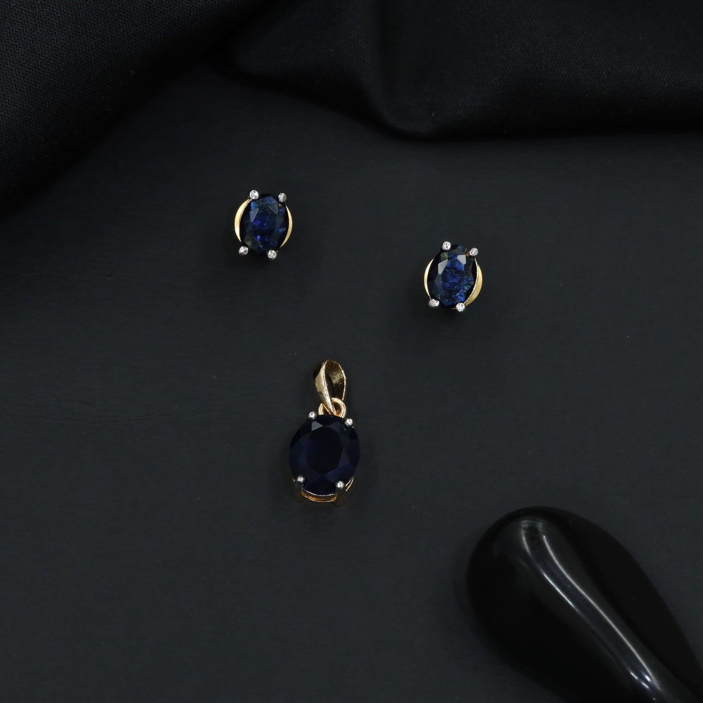 Classic oval pendant set with minimalist styling