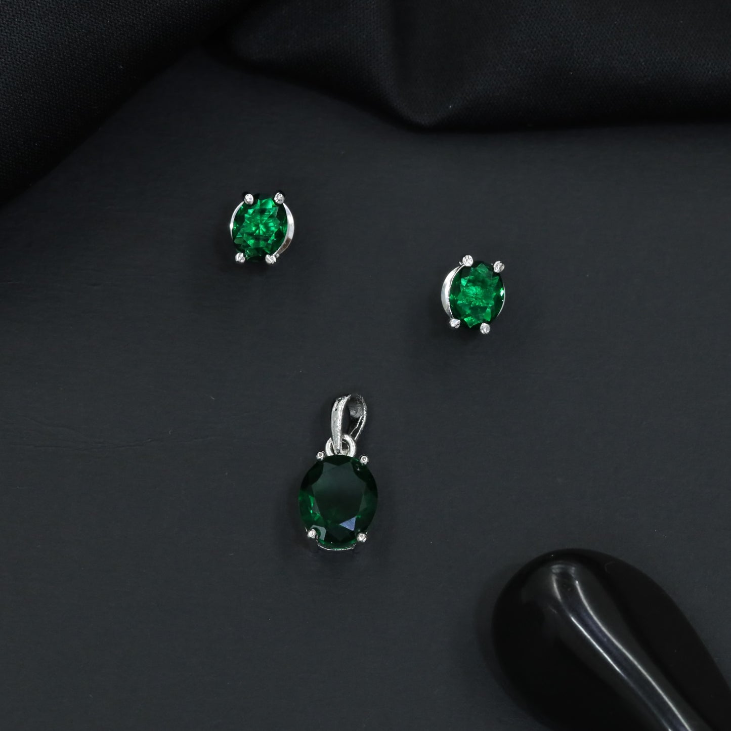 Classic oval pendant set with minimalist styling