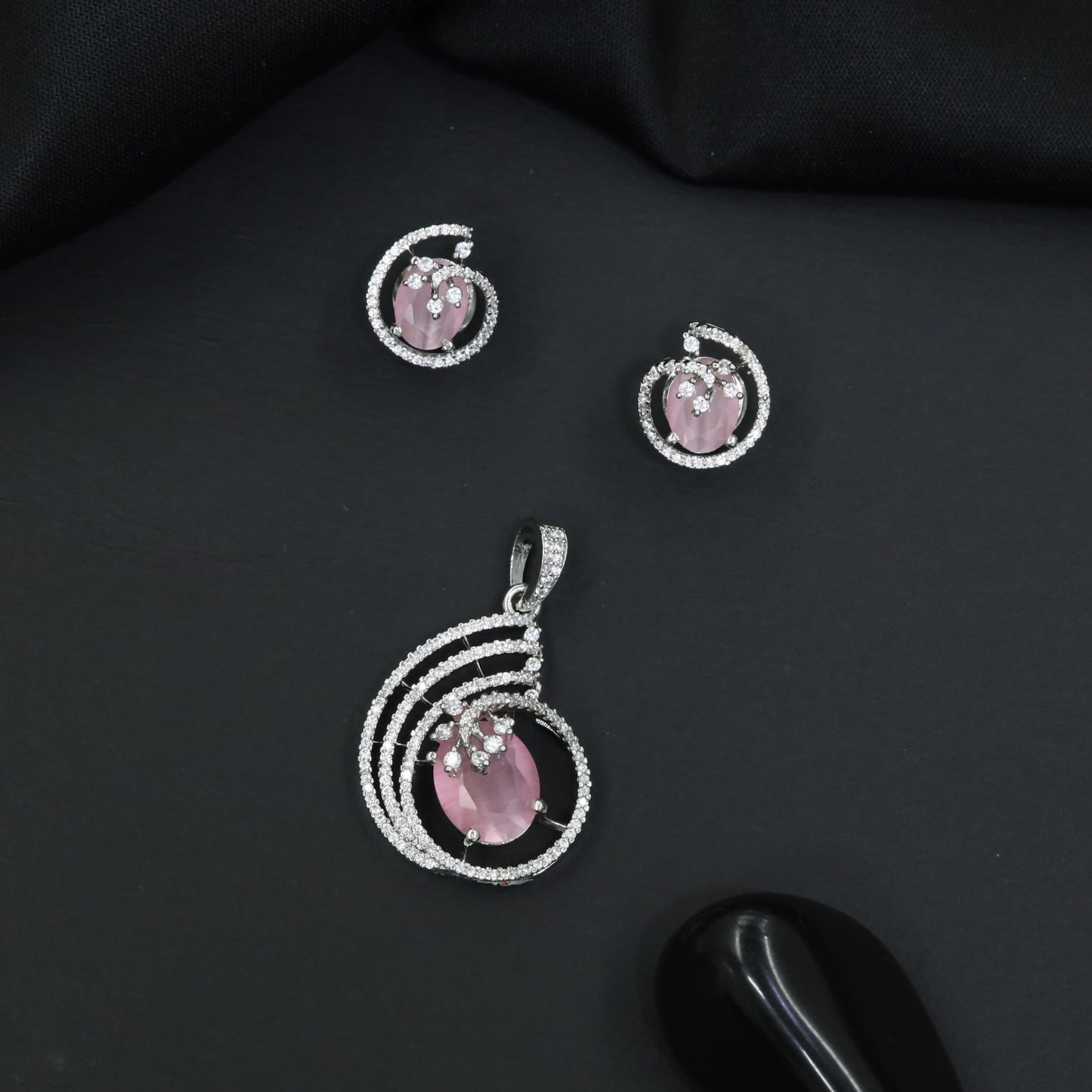 Timeless swirl pendant set with floral-inspired craftsmanship