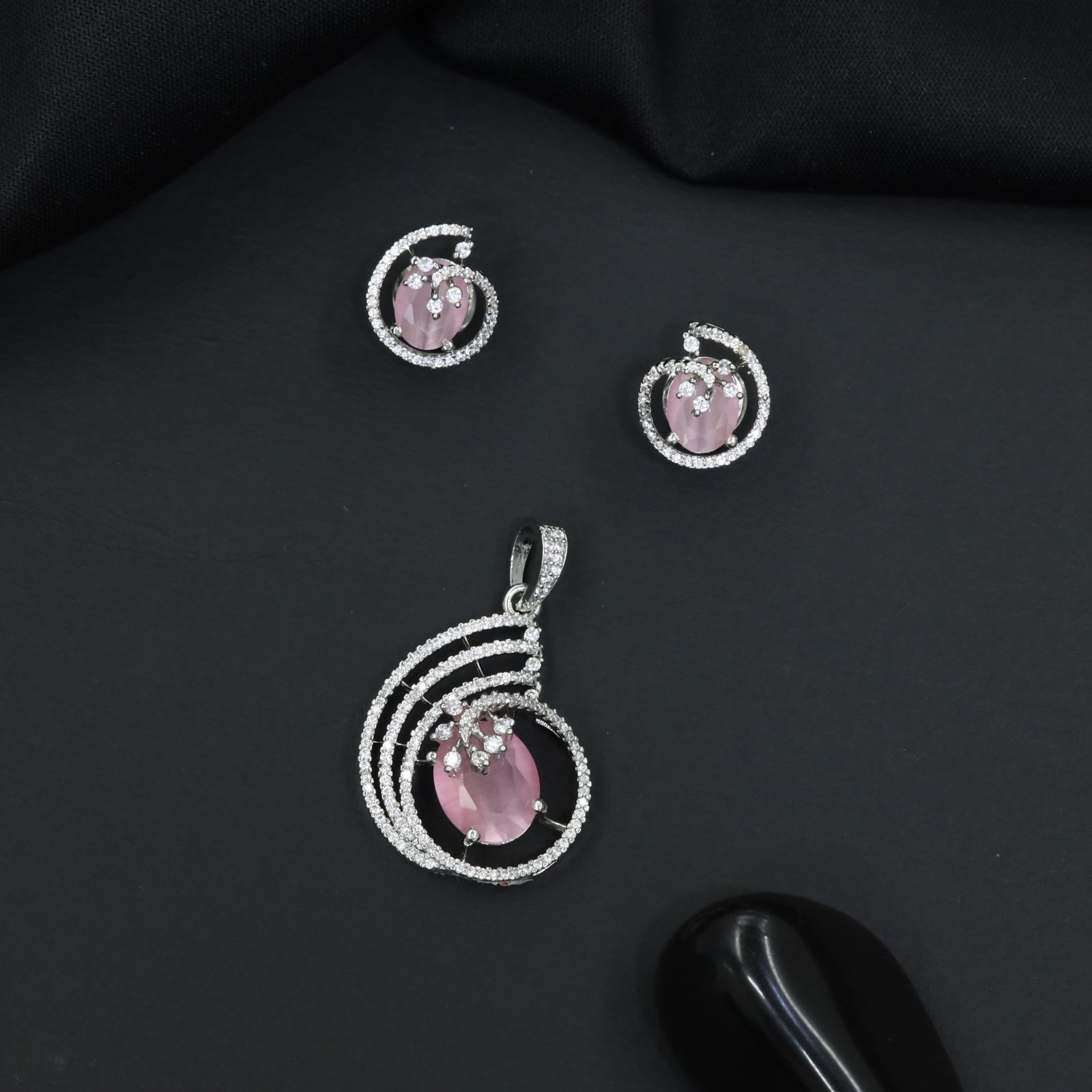 Timeless swirl pendant set with floral-inspired craftsmanship