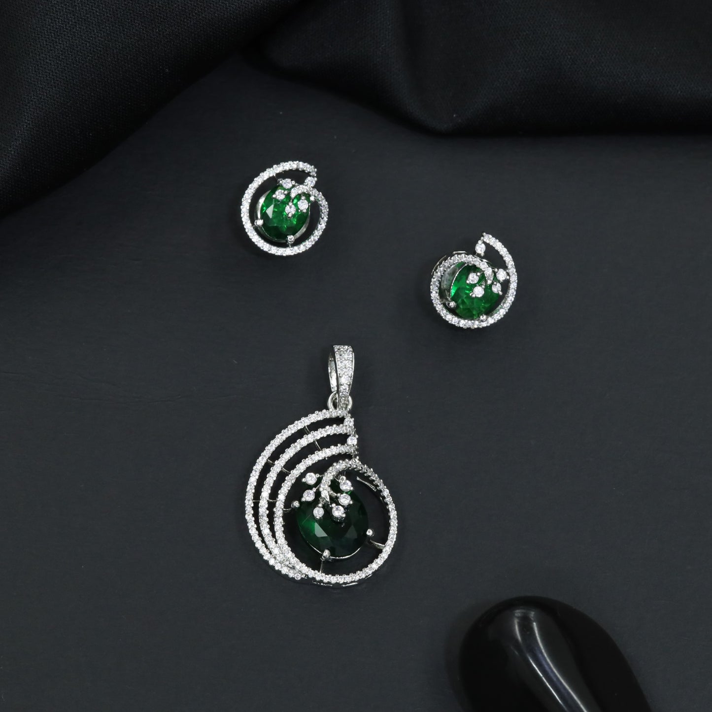 Timeless swirl pendant set with floral-inspired craftsmanship