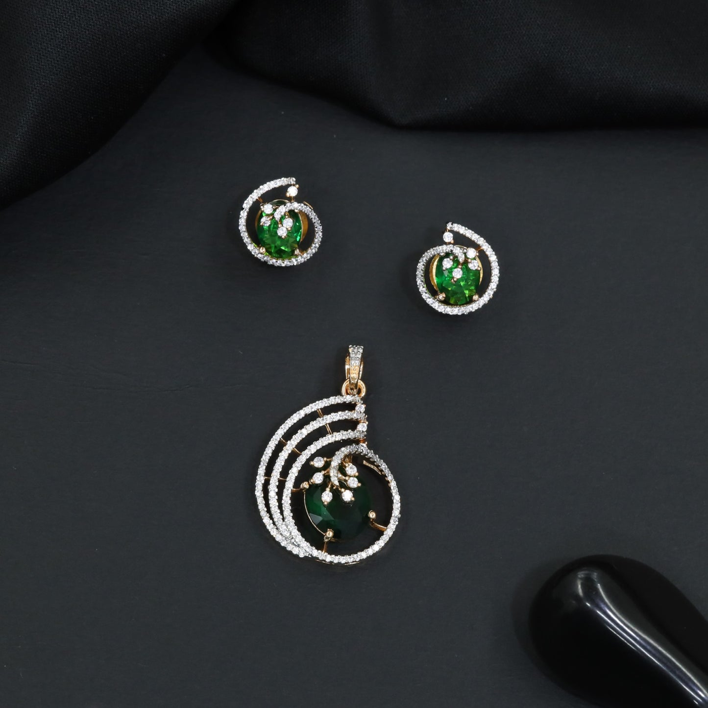 Timeless swirl pendant set with floral-inspired craftsmanship