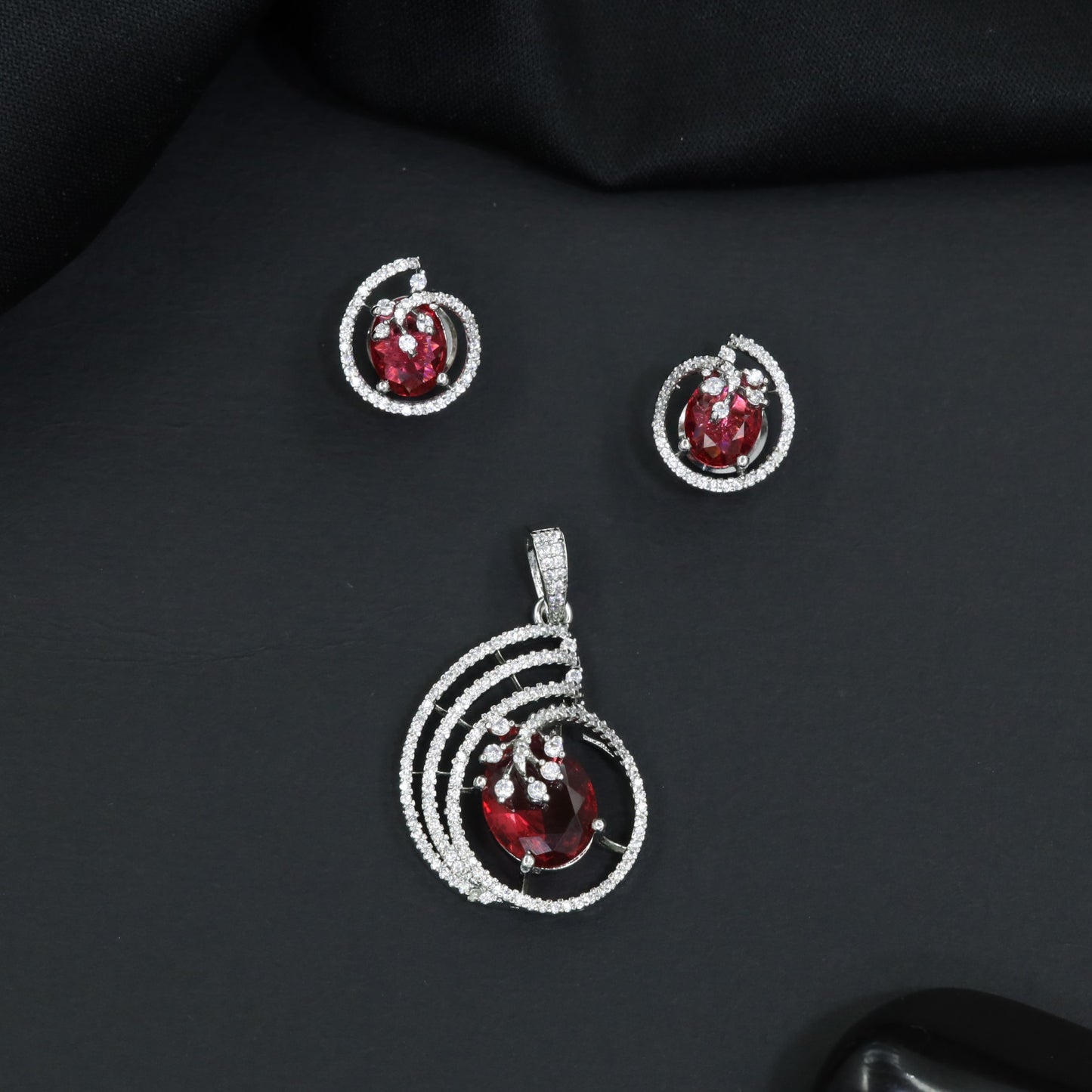 Timeless swirl pendant set with floral-inspired craftsmanship