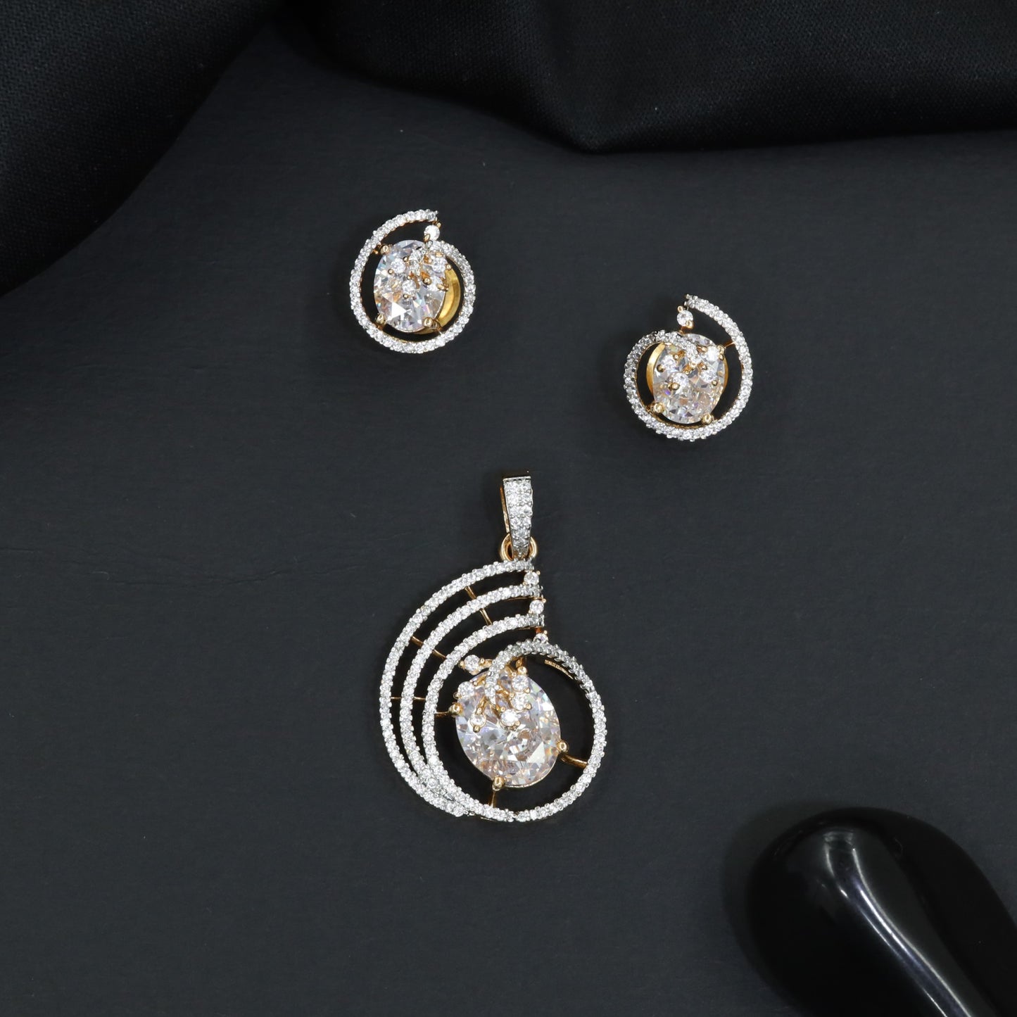 Timeless swirl pendant set with floral-inspired craftsmanship