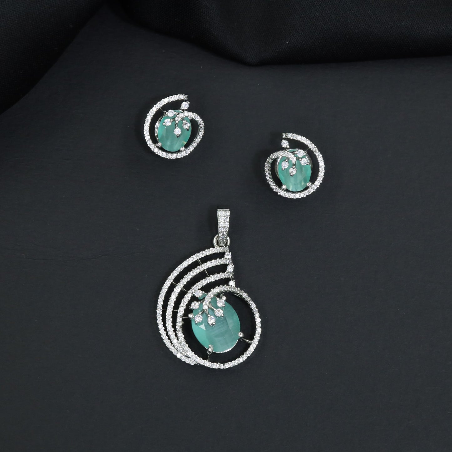Timeless swirl pendant set with floral-inspired craftsmanship