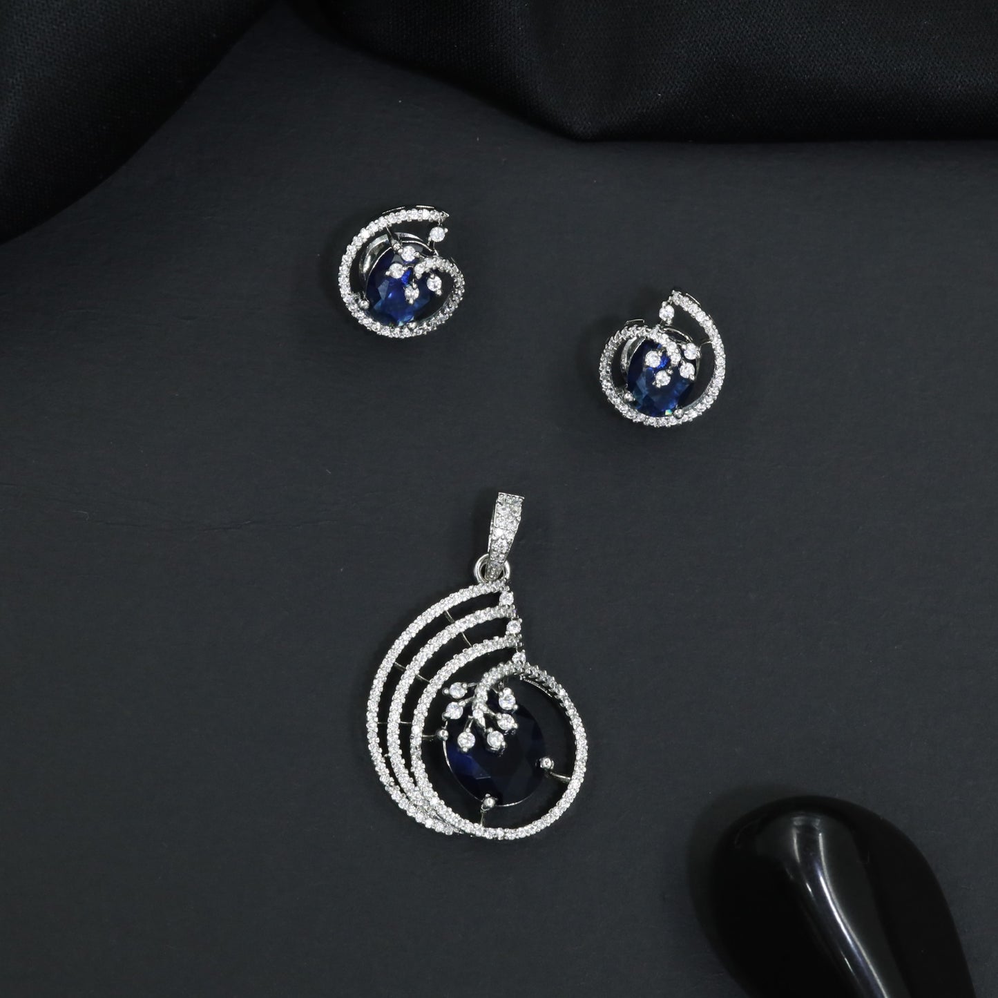 Timeless swirl pendant set with floral-inspired craftsmanship