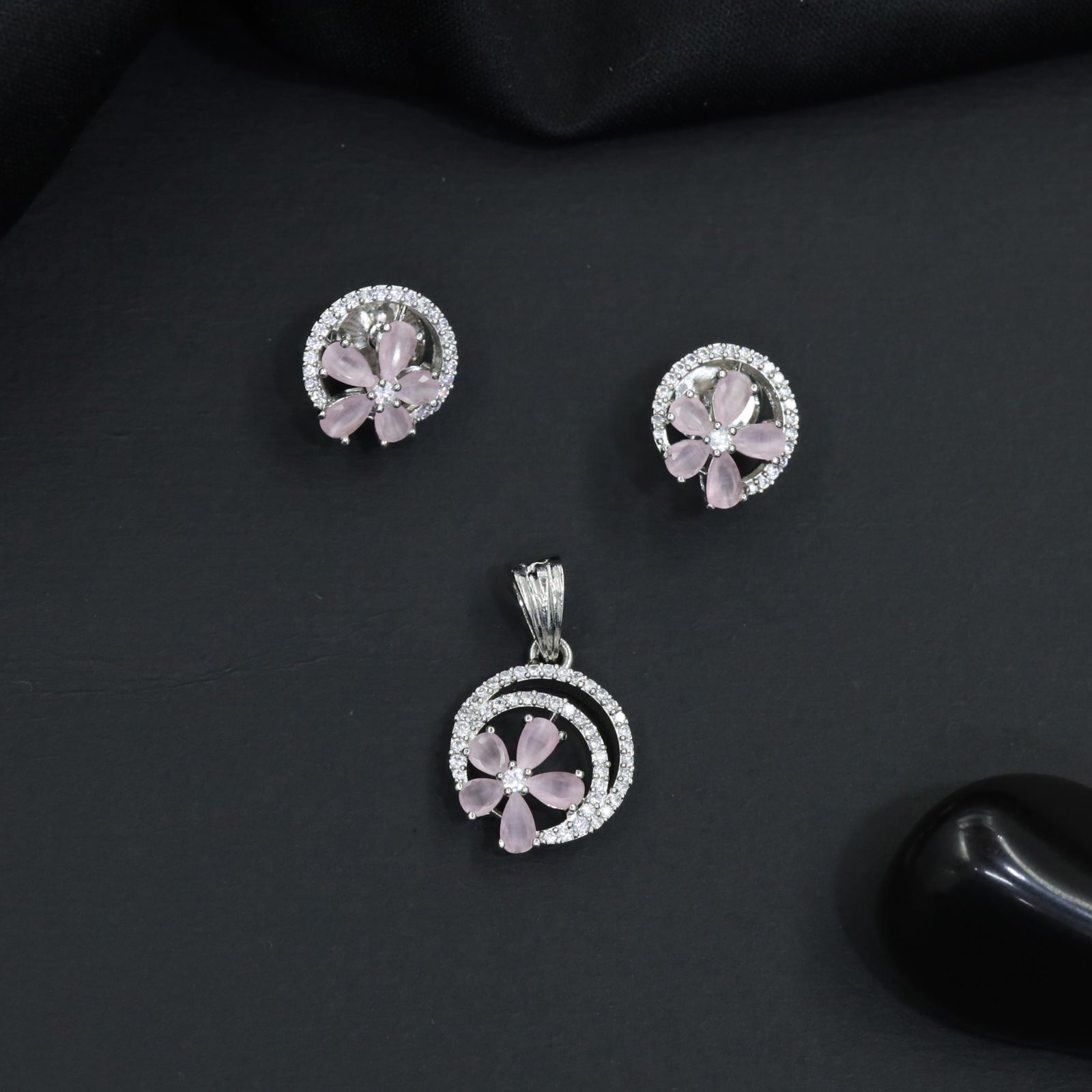 Decorative flower pendant set with circular frame design