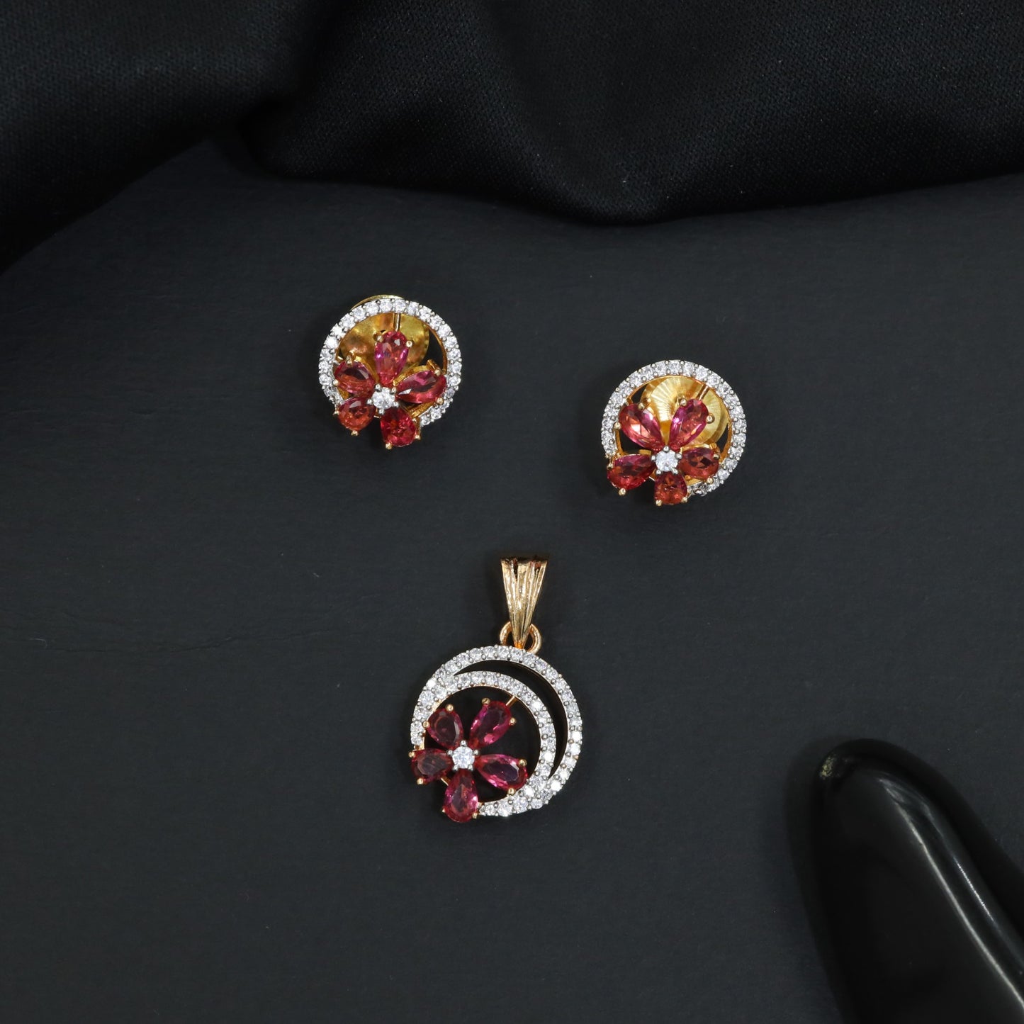 Decorative flower pendant set with circular frame design