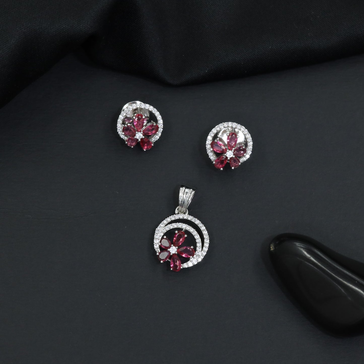 Decorative flower pendant set with circular frame design