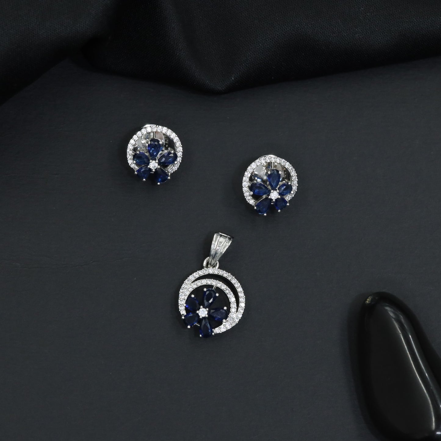 Decorative flower pendant set with circular frame design