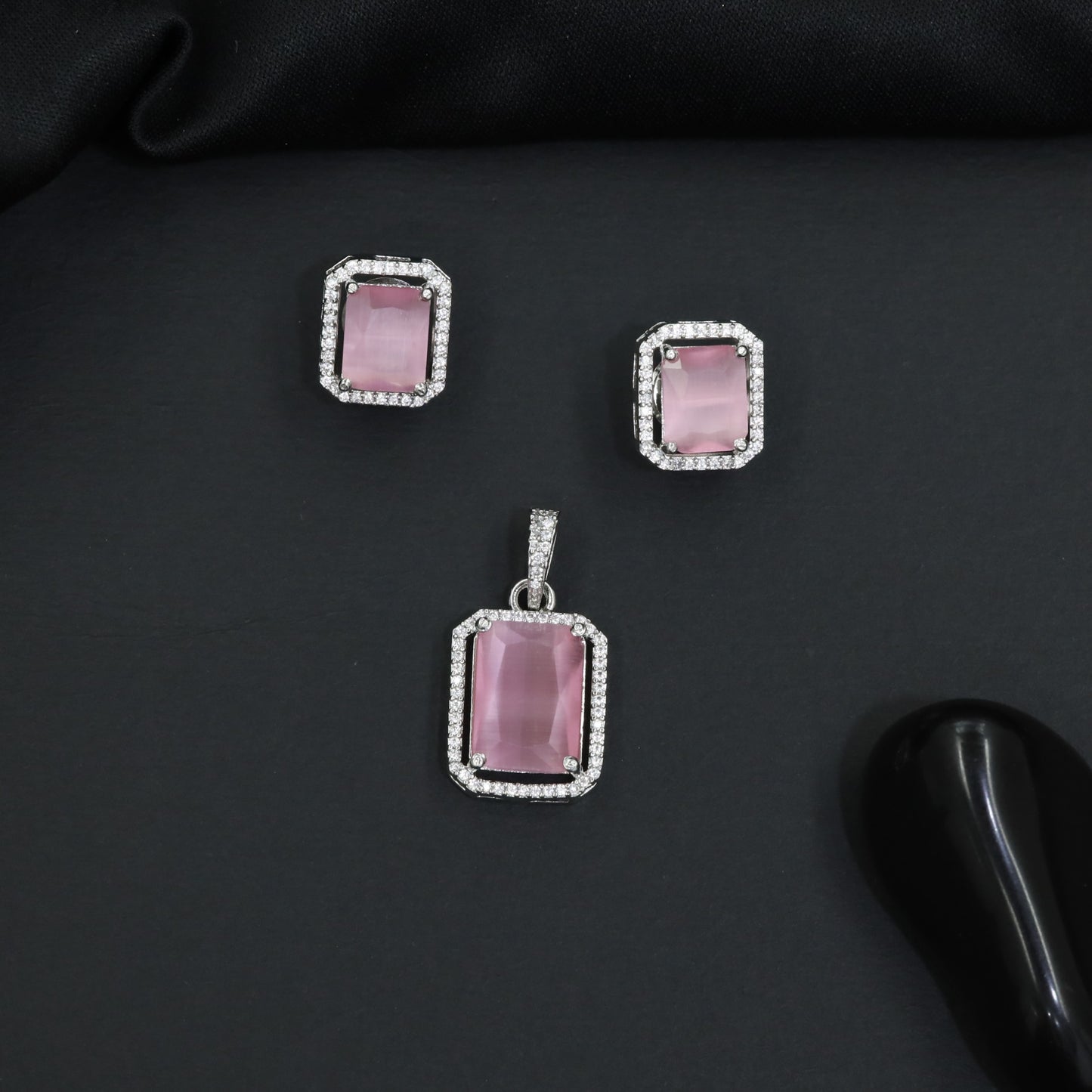 Rectangular pendant set with framed centerpiece design