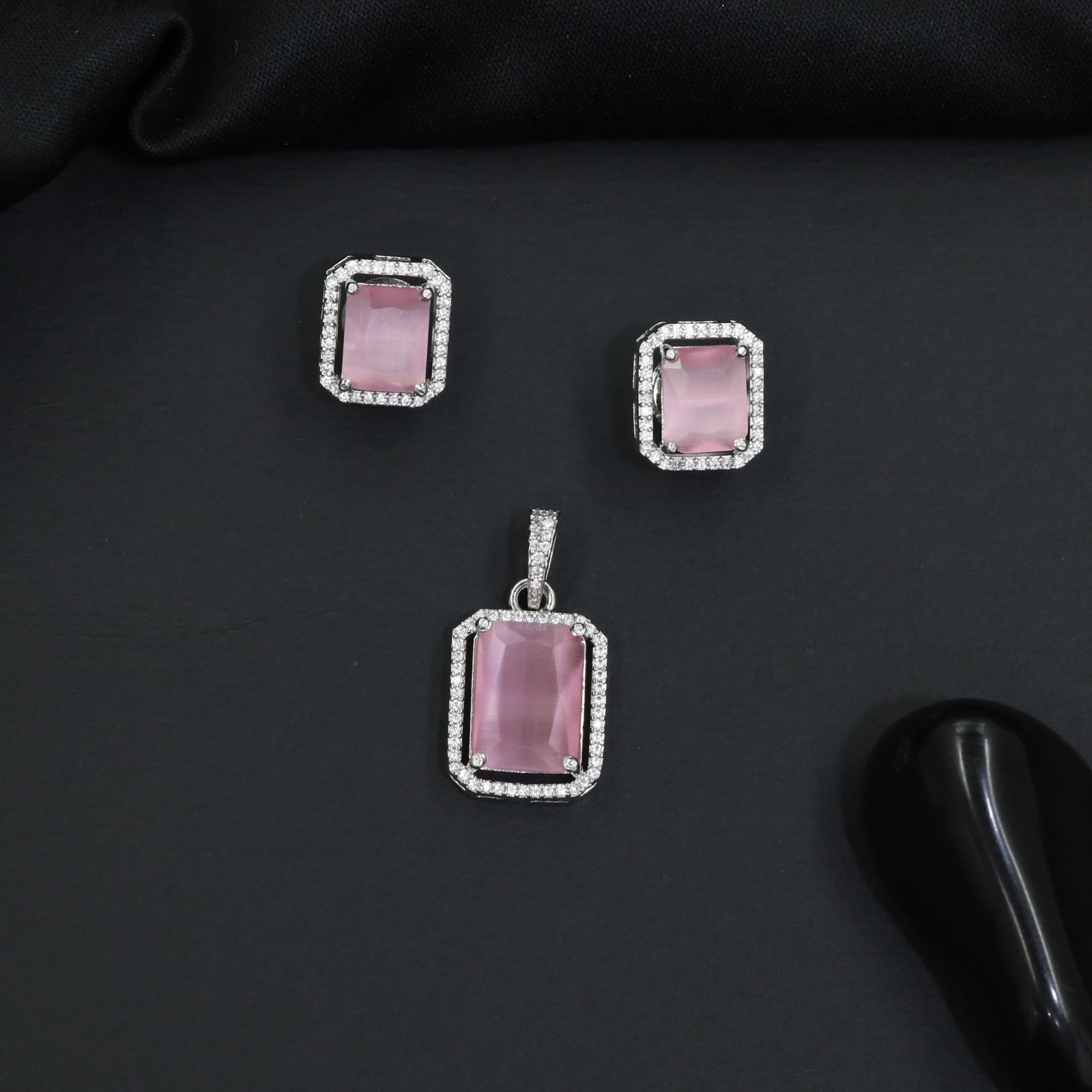 Rectangular pendant set with framed centerpiece design