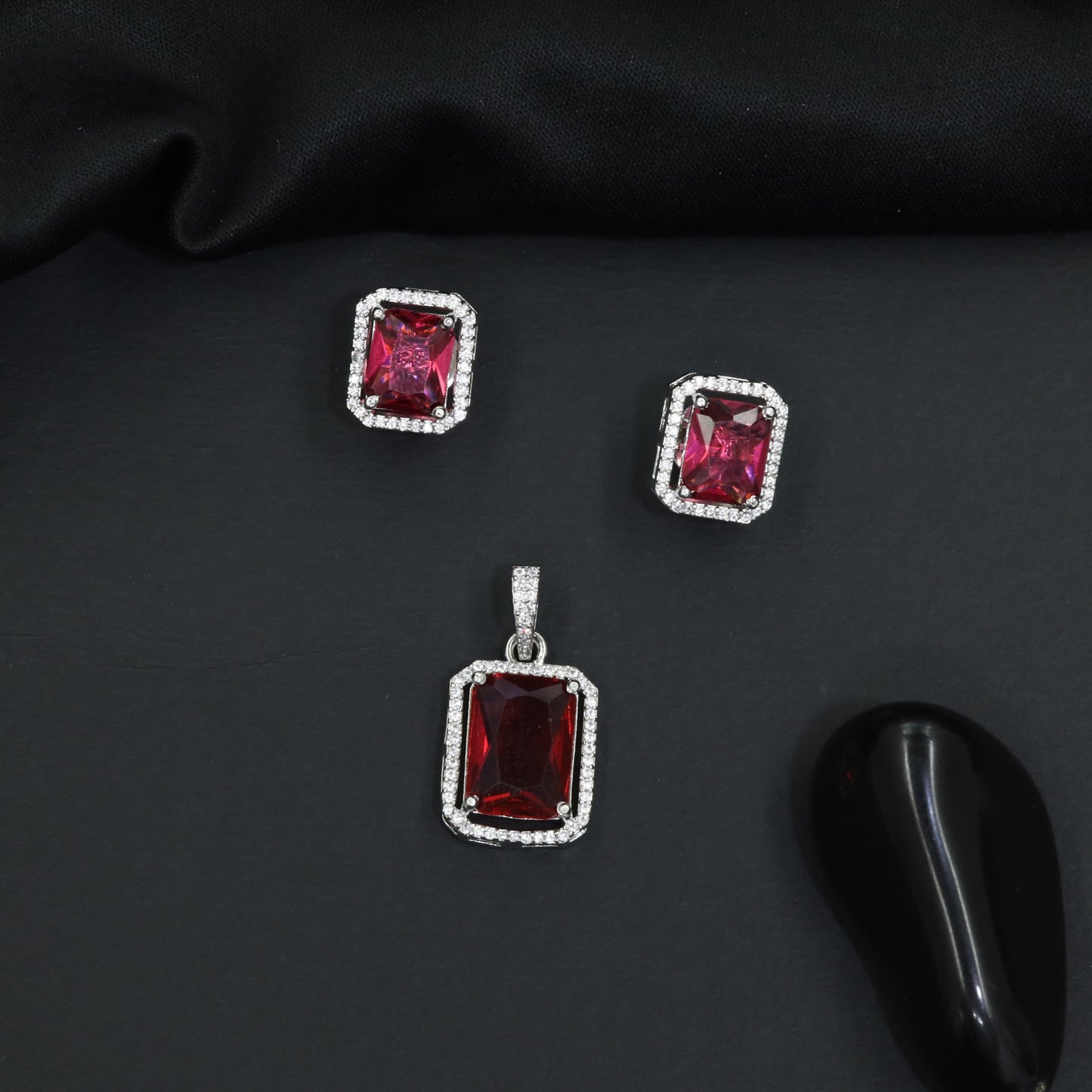 Rectangular pendant set with framed centerpiece design