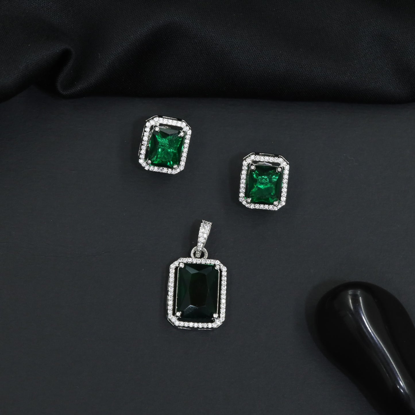 Rectangular pendant set with framed centerpiece design