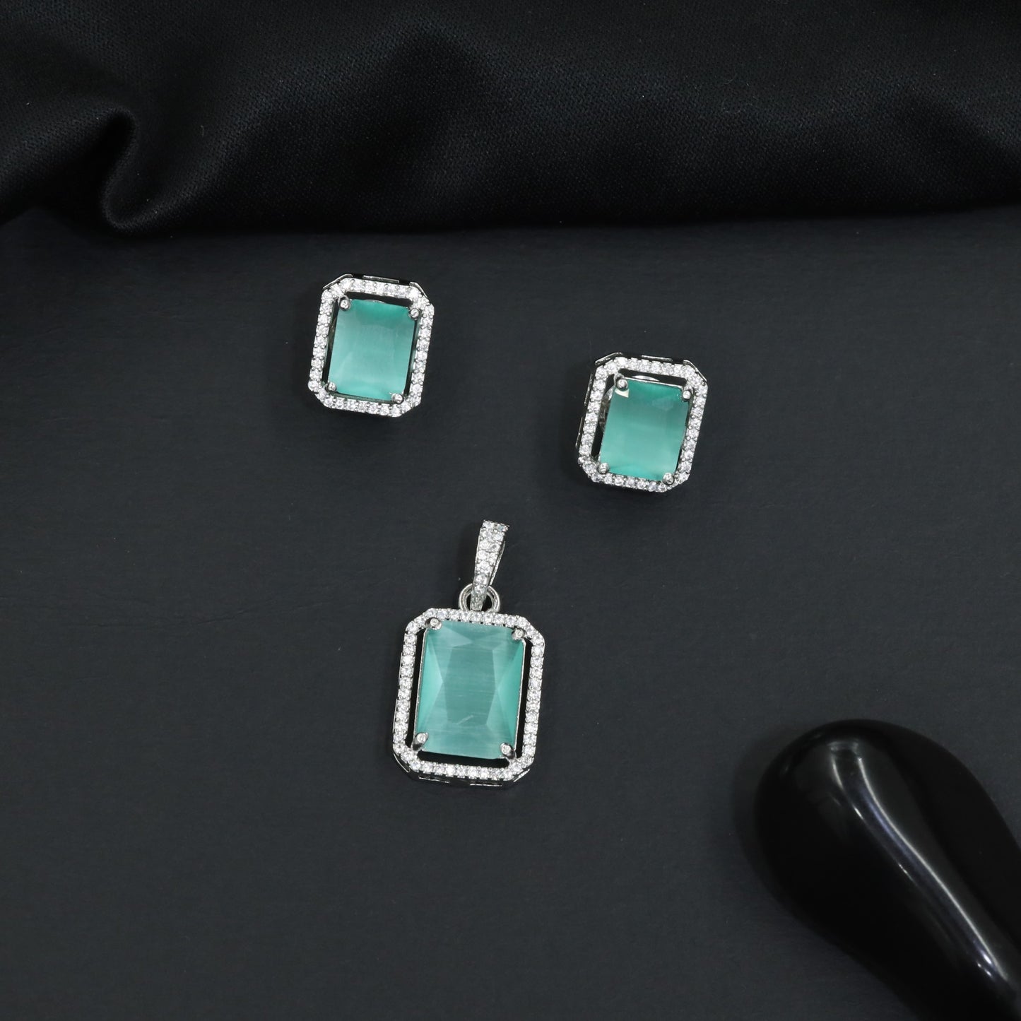 Rectangular pendant set with framed centerpiece design