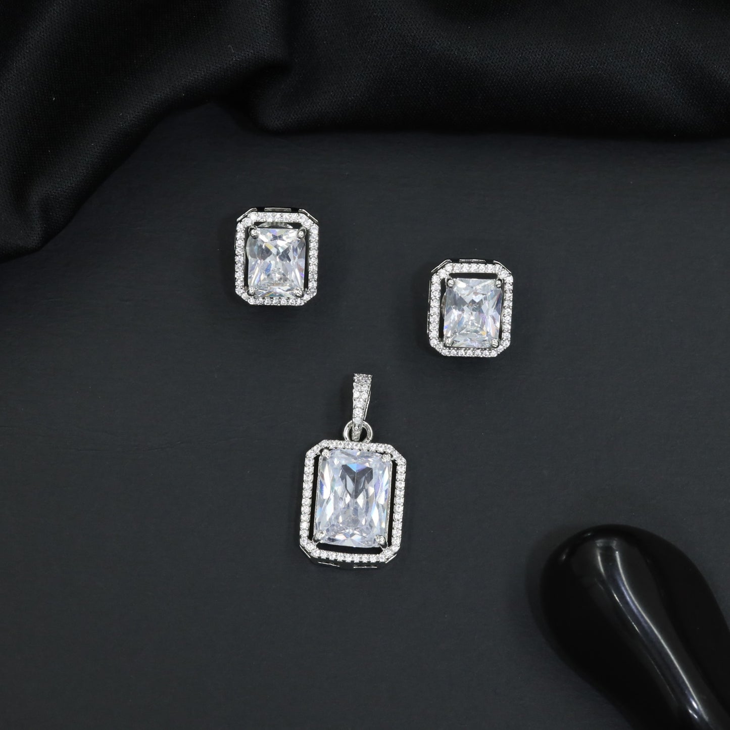 Rectangular pendant set with framed centerpiece design