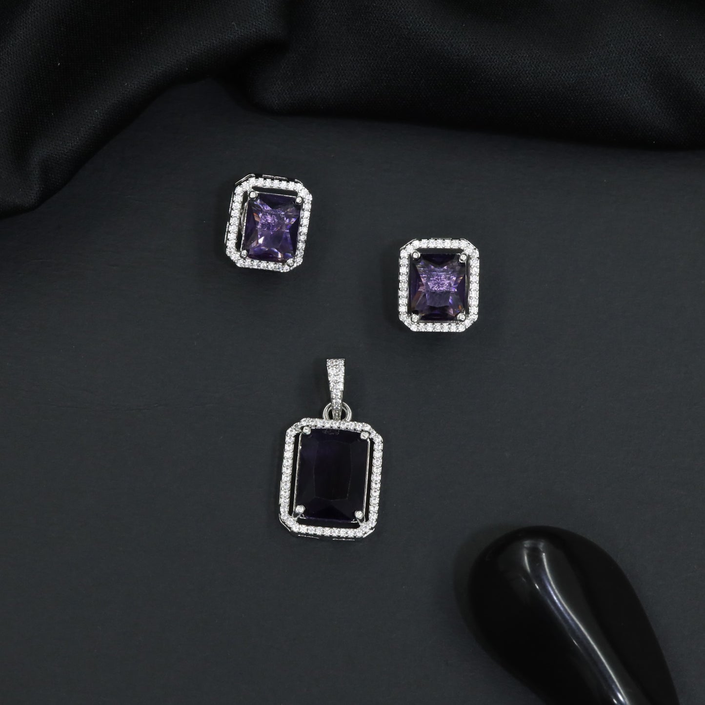 Rectangular pendant set with framed centerpiece design