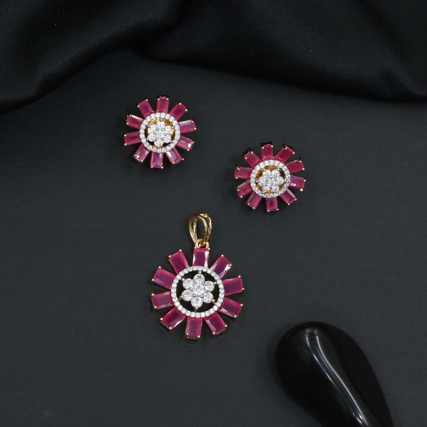 Round floral pendant set with structured sunray detailing