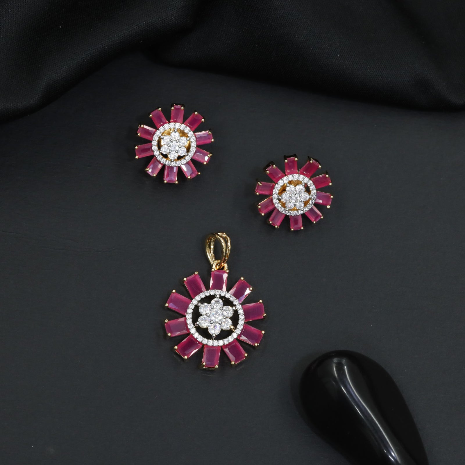 Round floral pendant set with structured sunray detailing