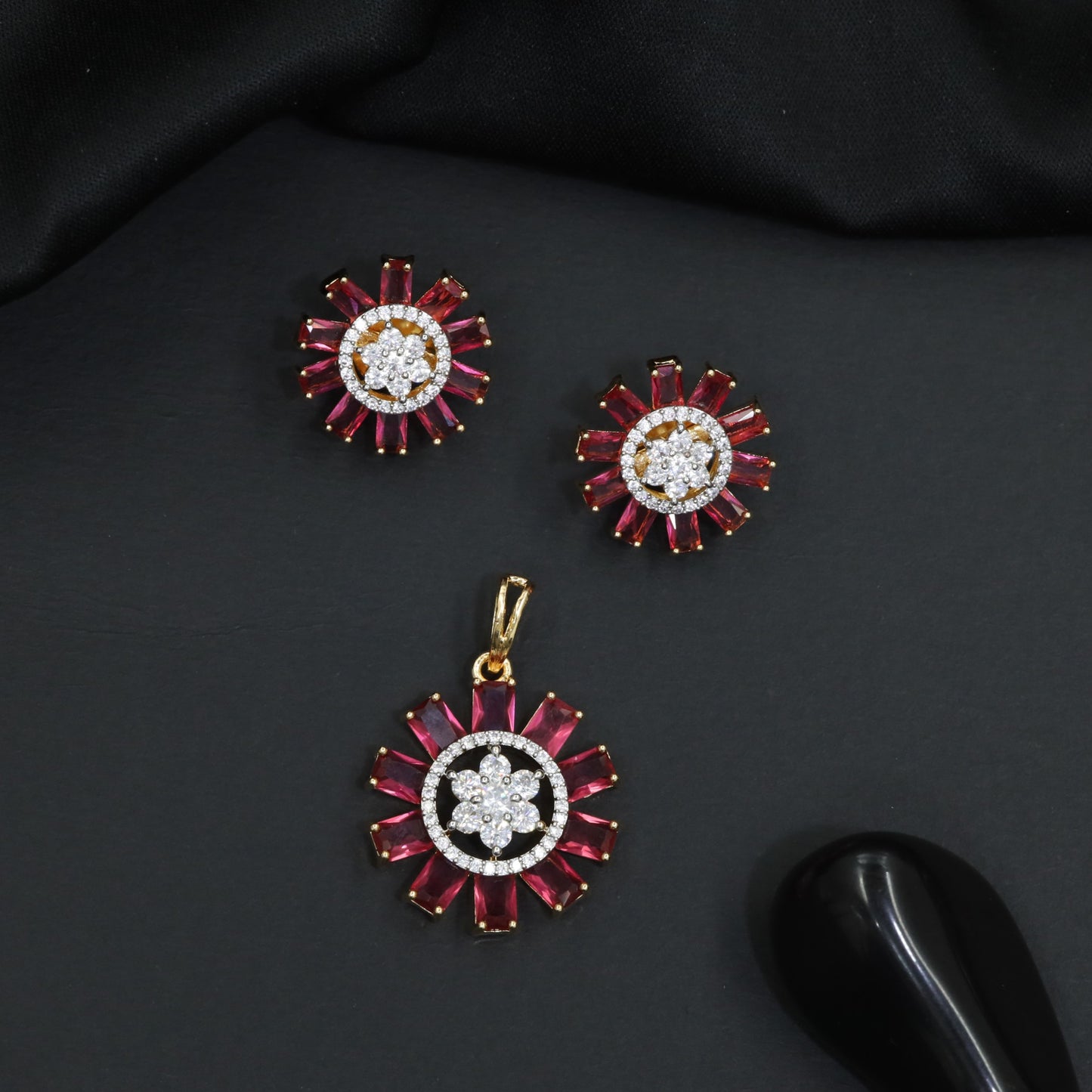 Round floral pendant set with structured sunray detailing