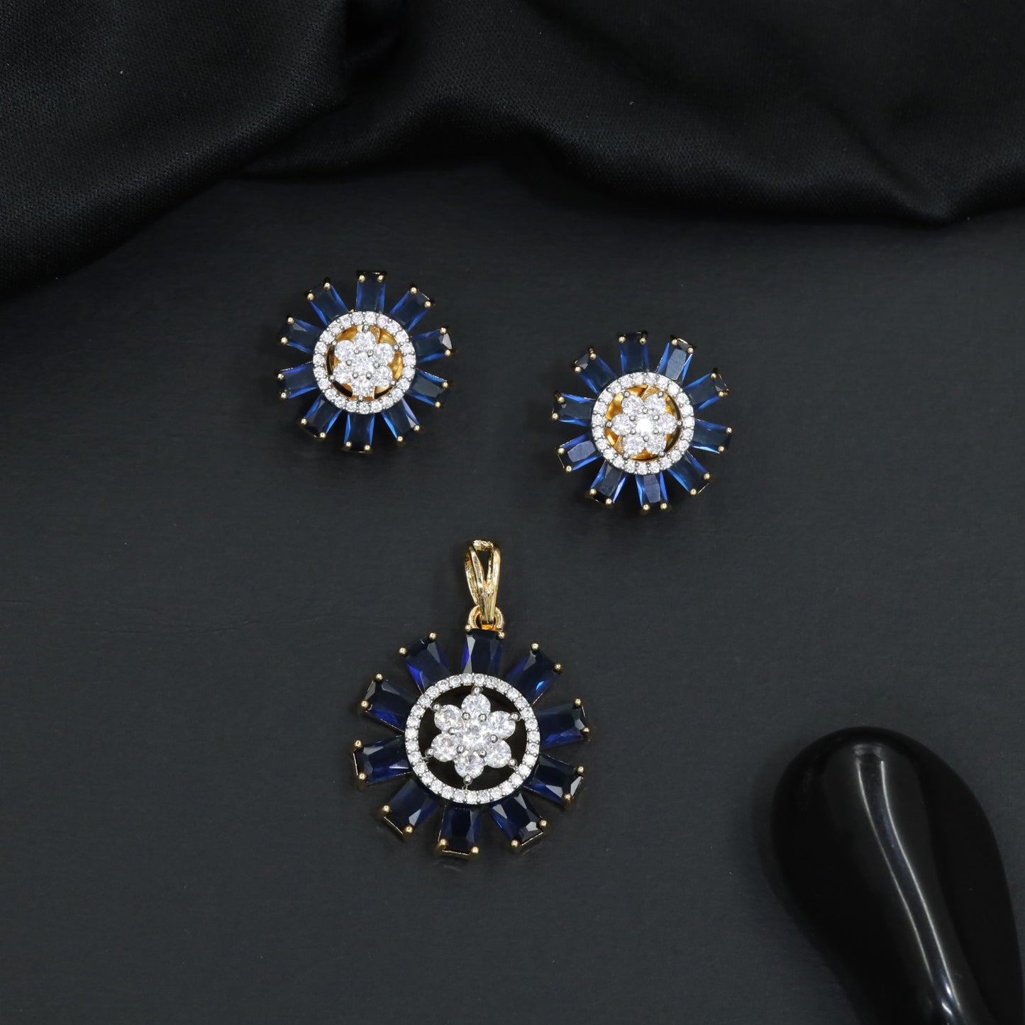 Round floral pendant set with structured sunray detailing
