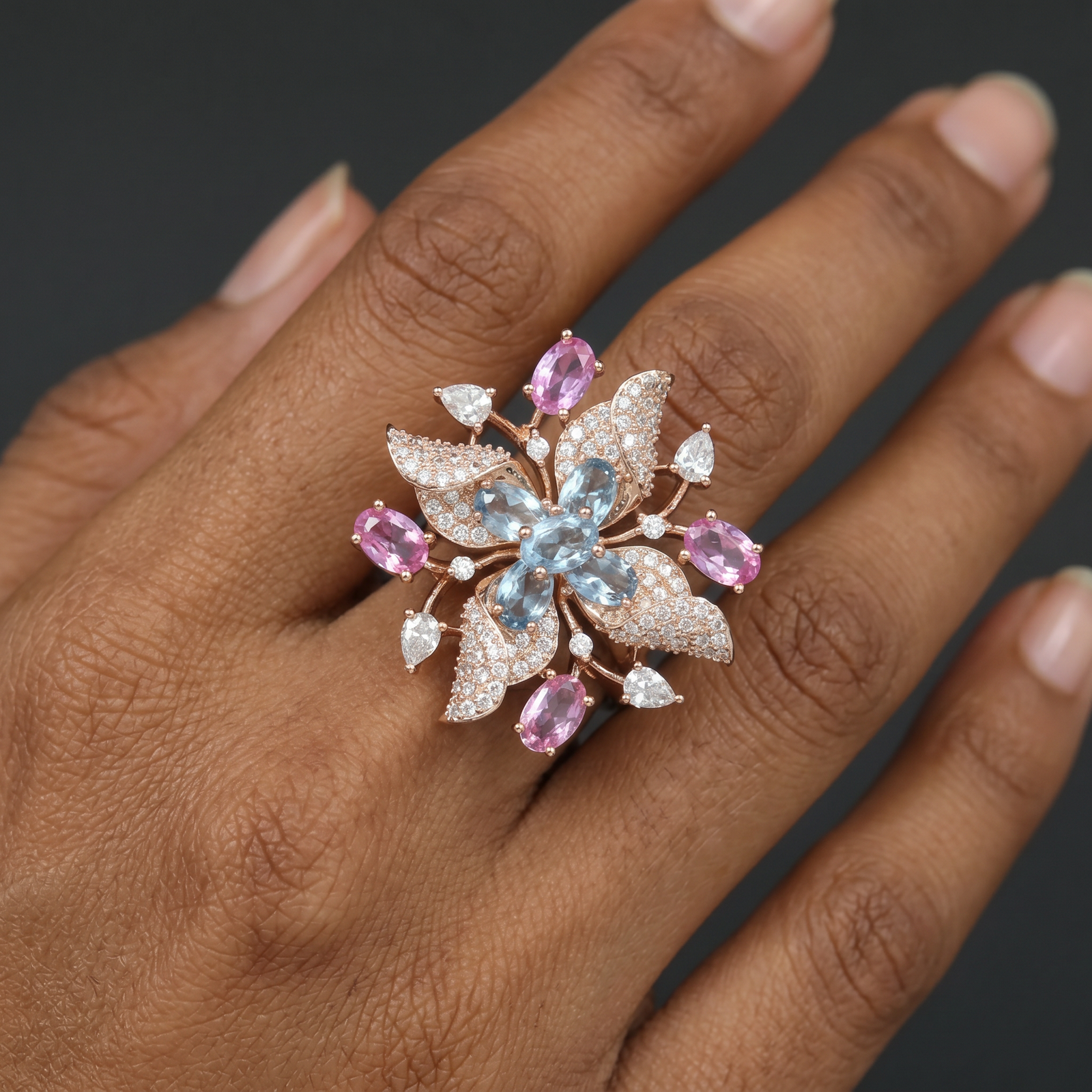 Decorative Floral Finger Ring with Radiating Bloom Pattern