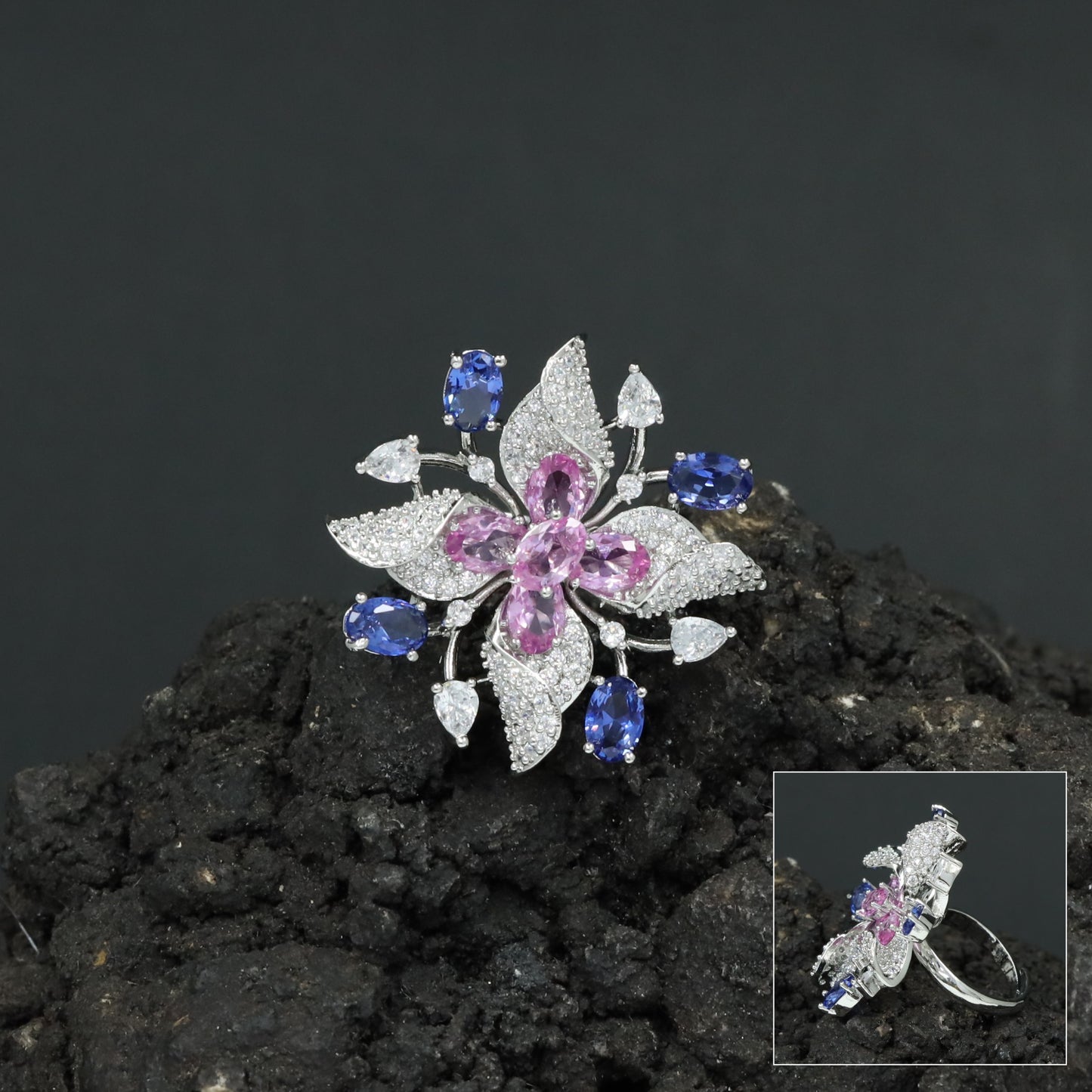 Decorative Floral Finger Ring with Radiating Bloom Pattern