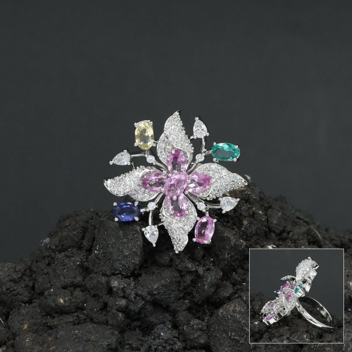 Decorative Floral Finger Ring with Radiating Bloom Pattern