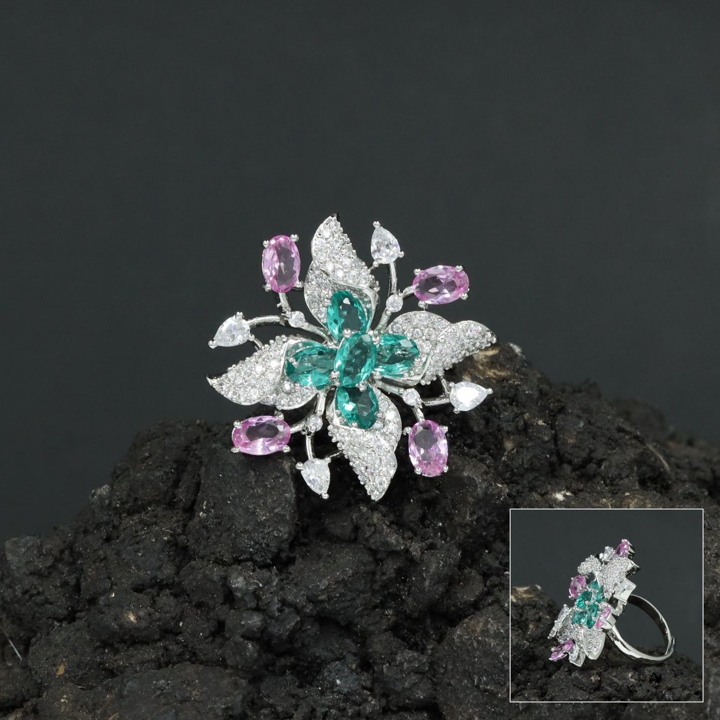 Decorative Floral Finger Ring with Radiating Bloom Pattern